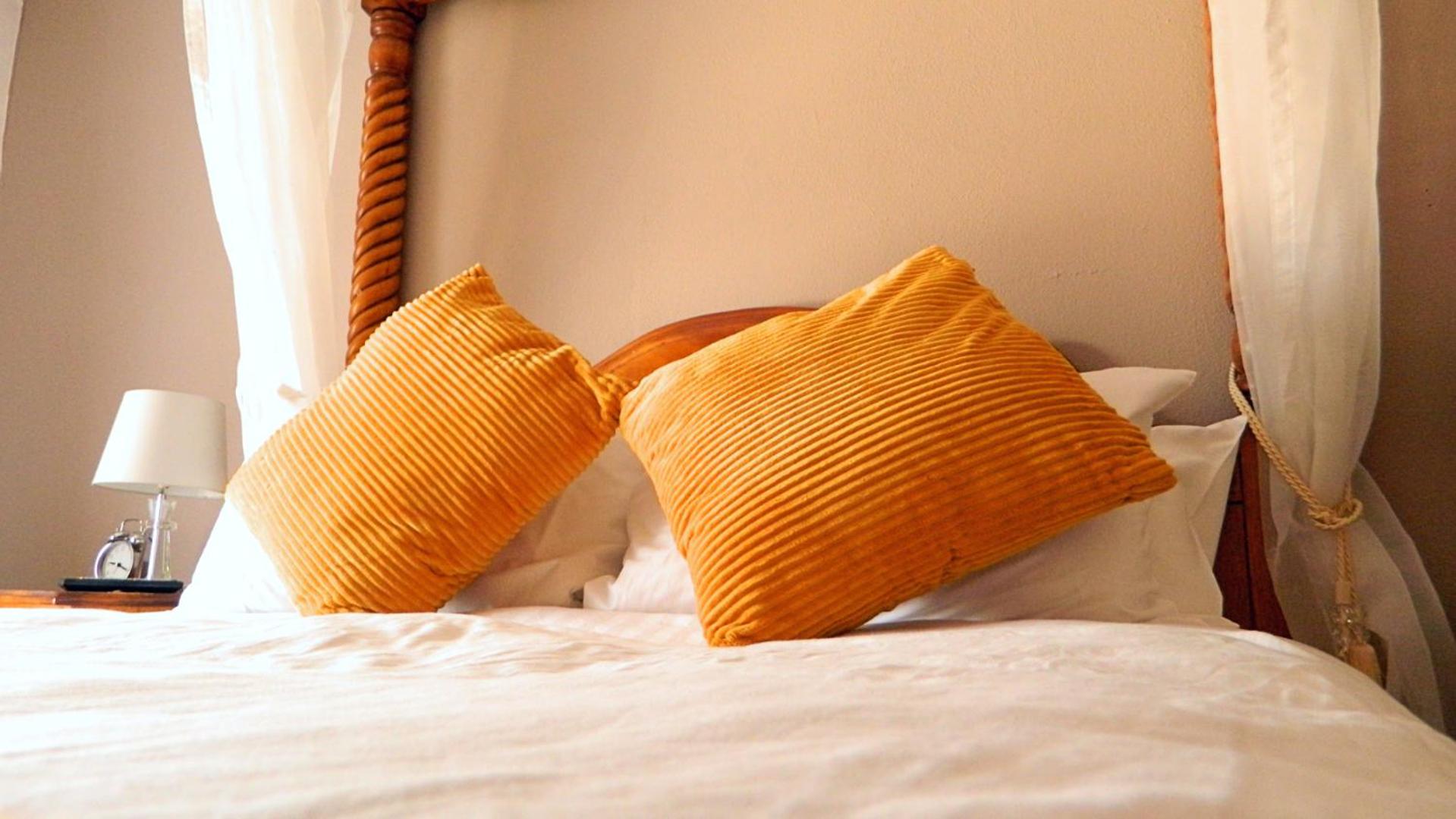 Room with Four-Poster Bed - Photo 1