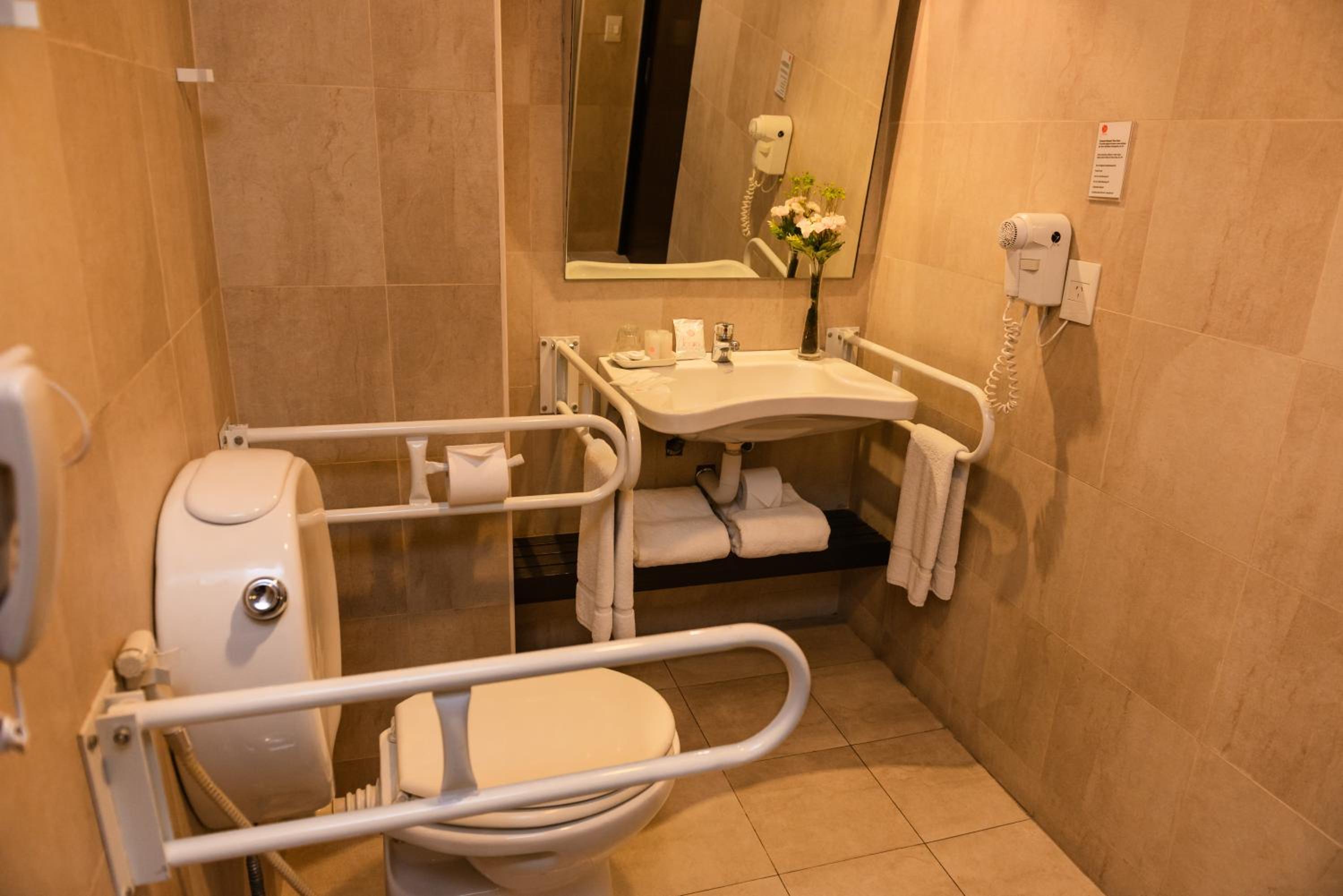 Queen Room - Disability Access photo 3