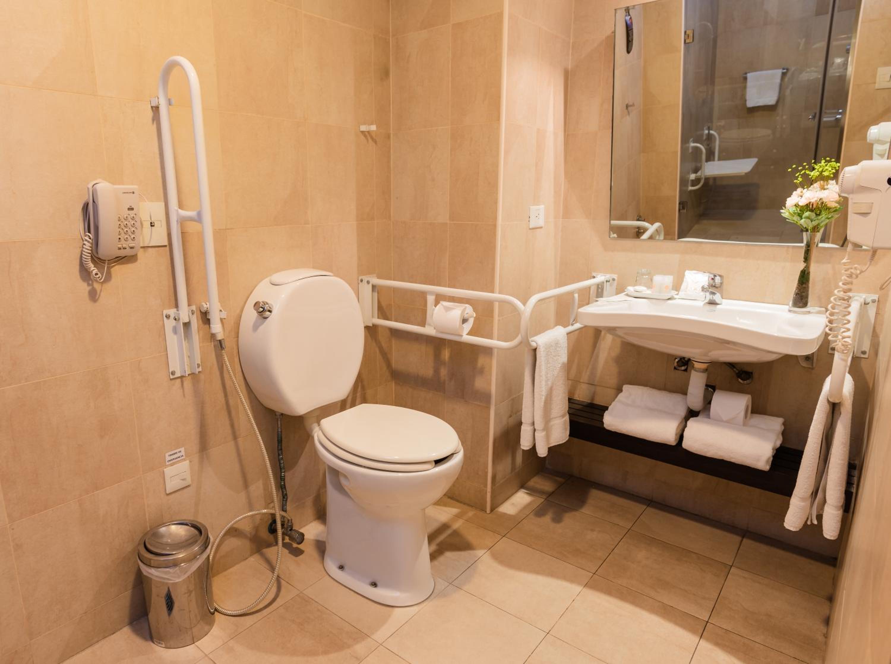 Queen Room - Disability Access photo 2