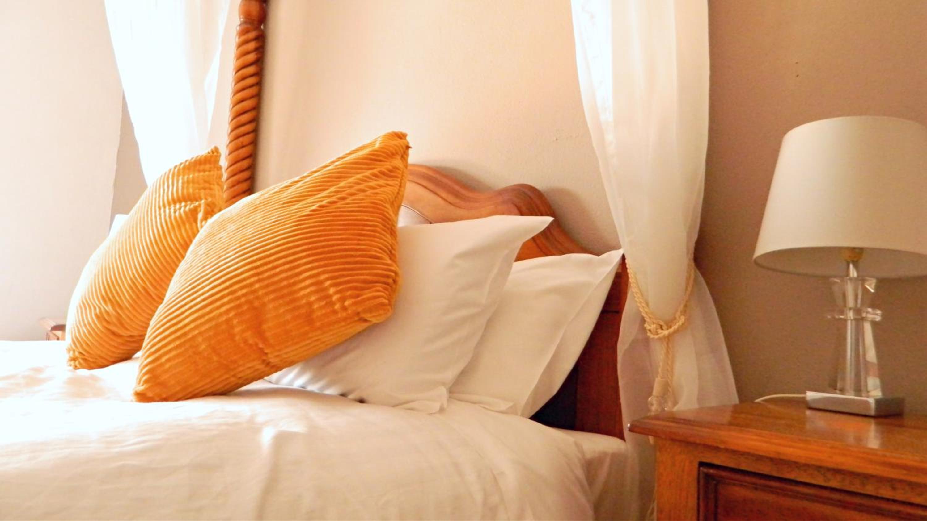 Room with Four-Poster Bed - Photo 2