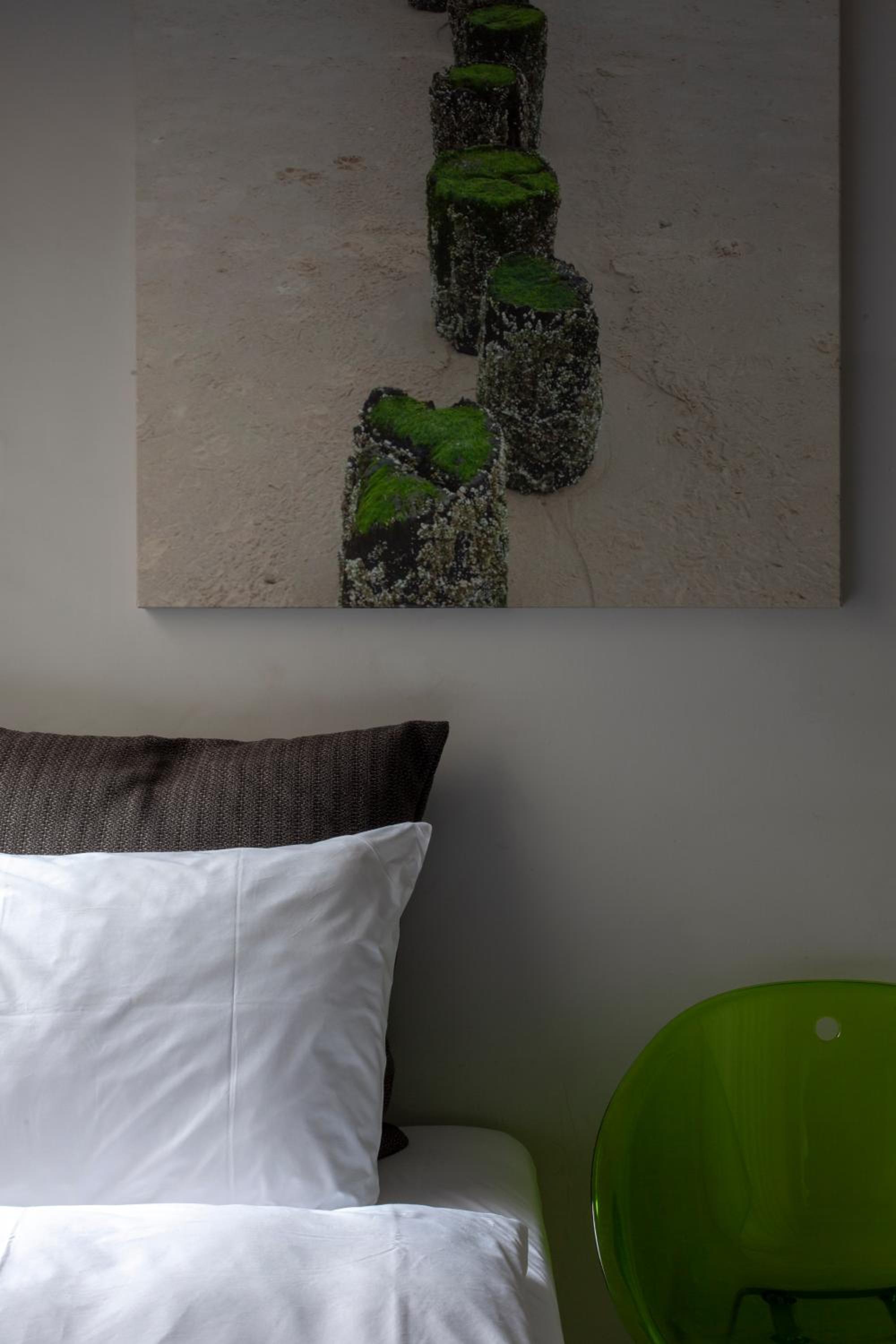 Tiny Single photo 3