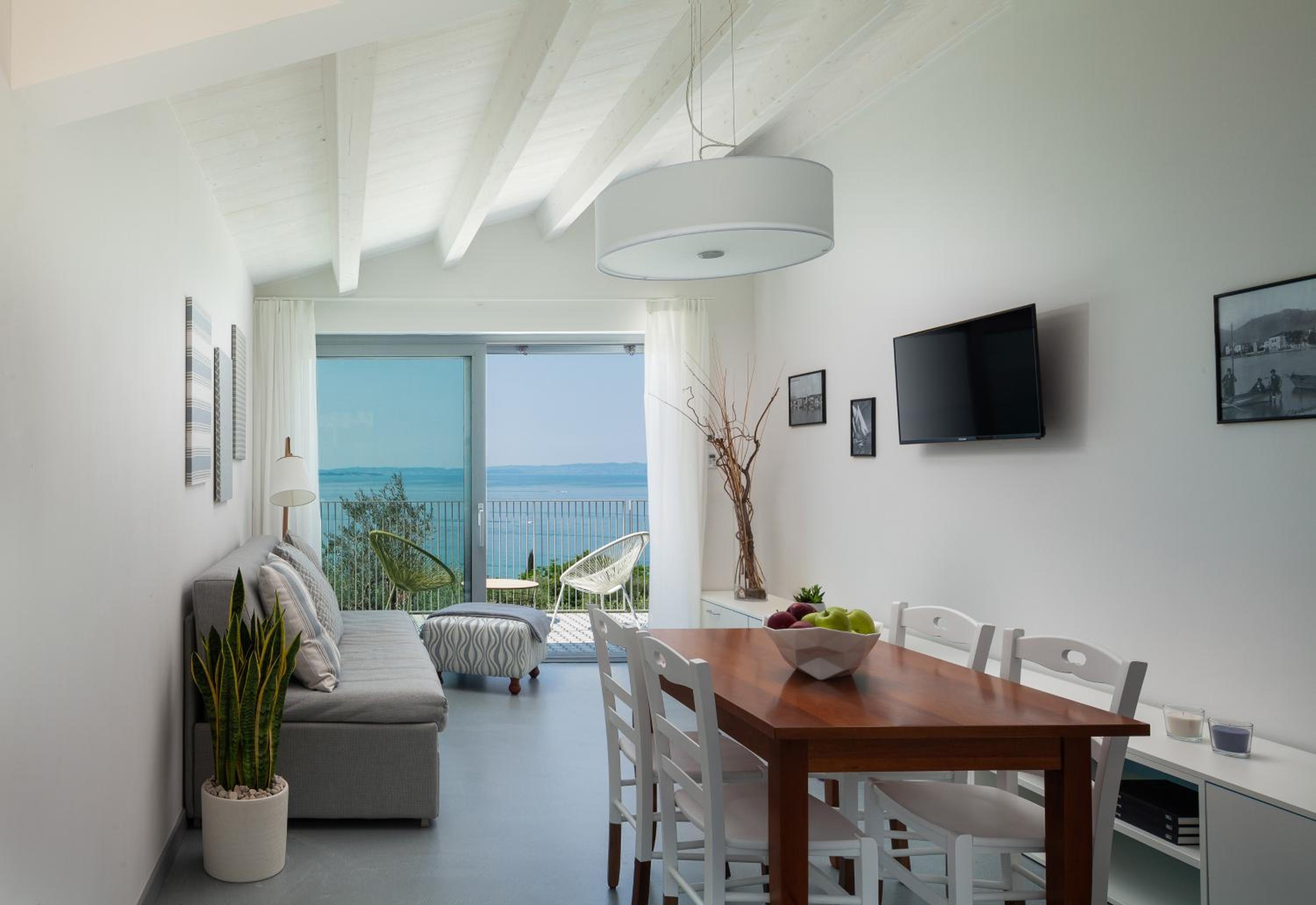 Apartment Best with Balcony, Terrace and Lake View - Split Level photo 2