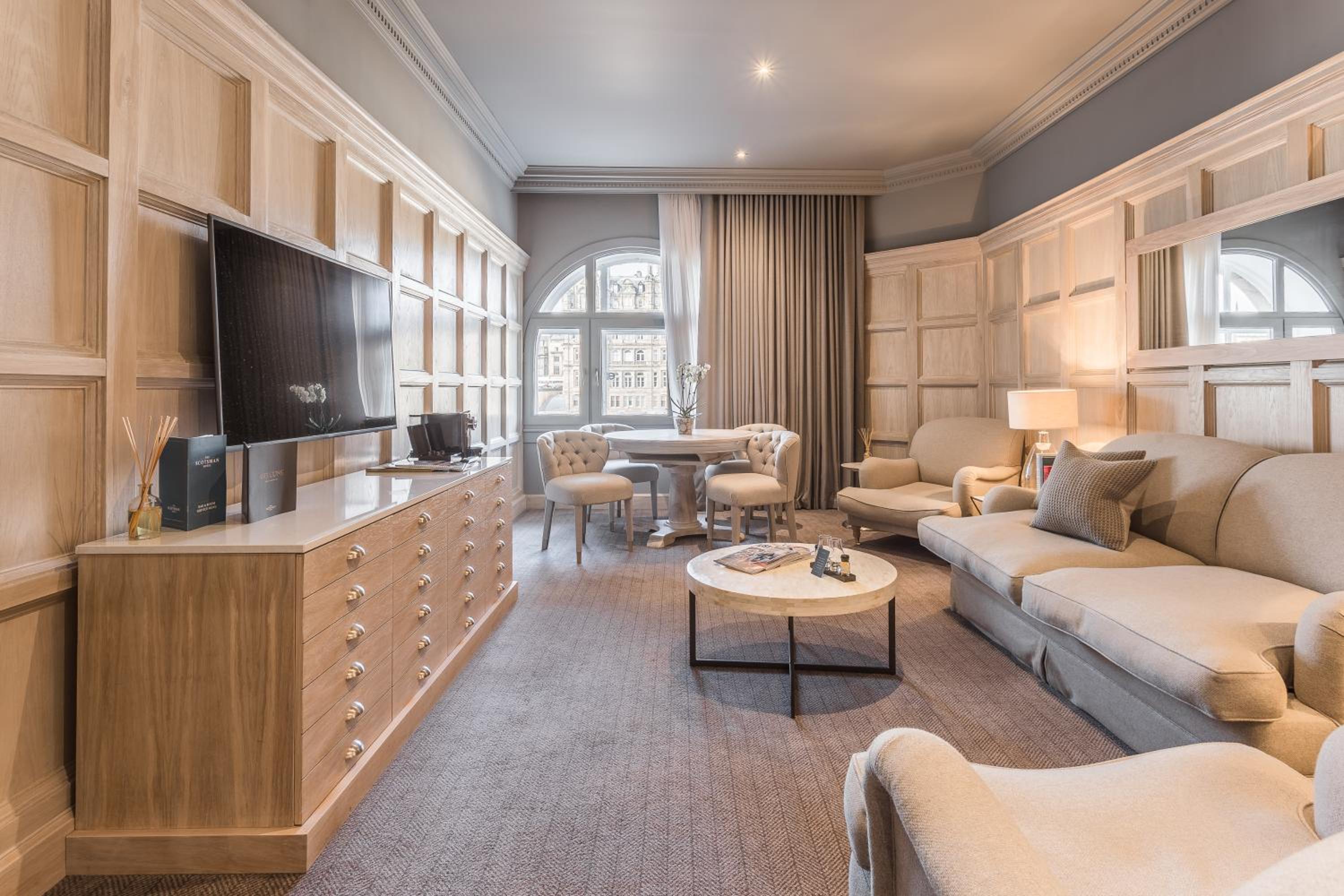 Headline Suite - Photo 10