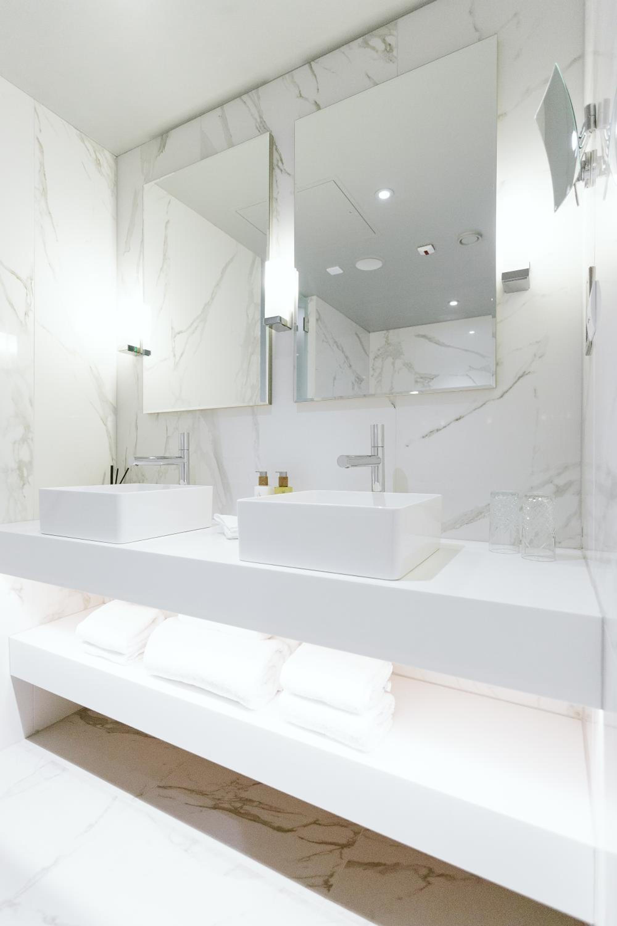 Headline Suite - Photo 12