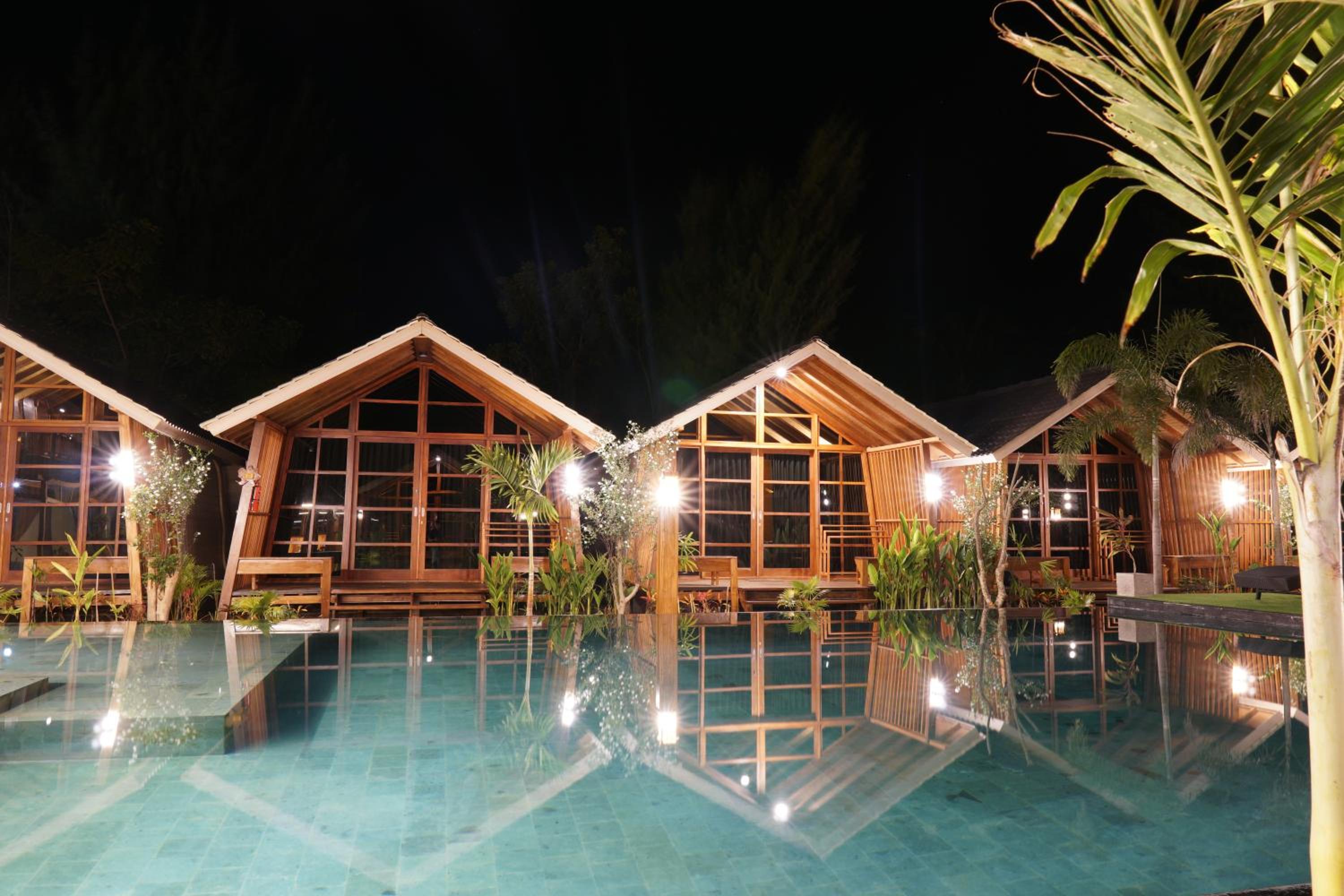 Bungalow Twin with Pool View - Photo 8