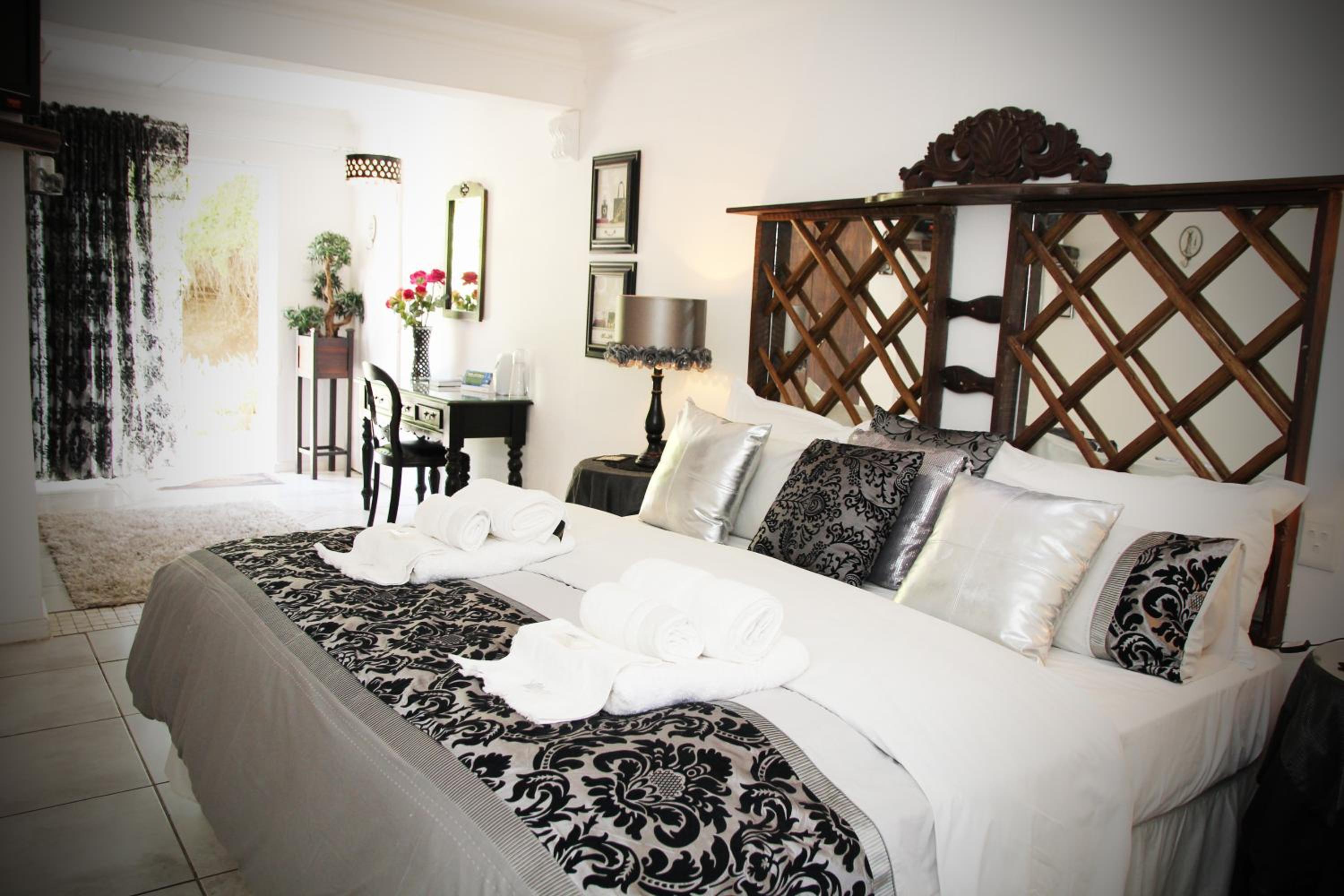 Double or Twin Room with Garden View photo 2