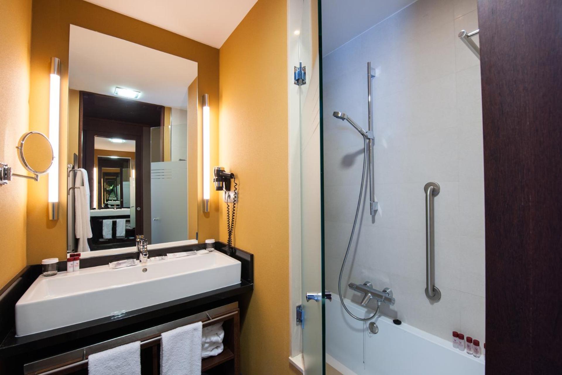 Double Room with Extra Bed (2 Adults + 1 Child) - Photo 4