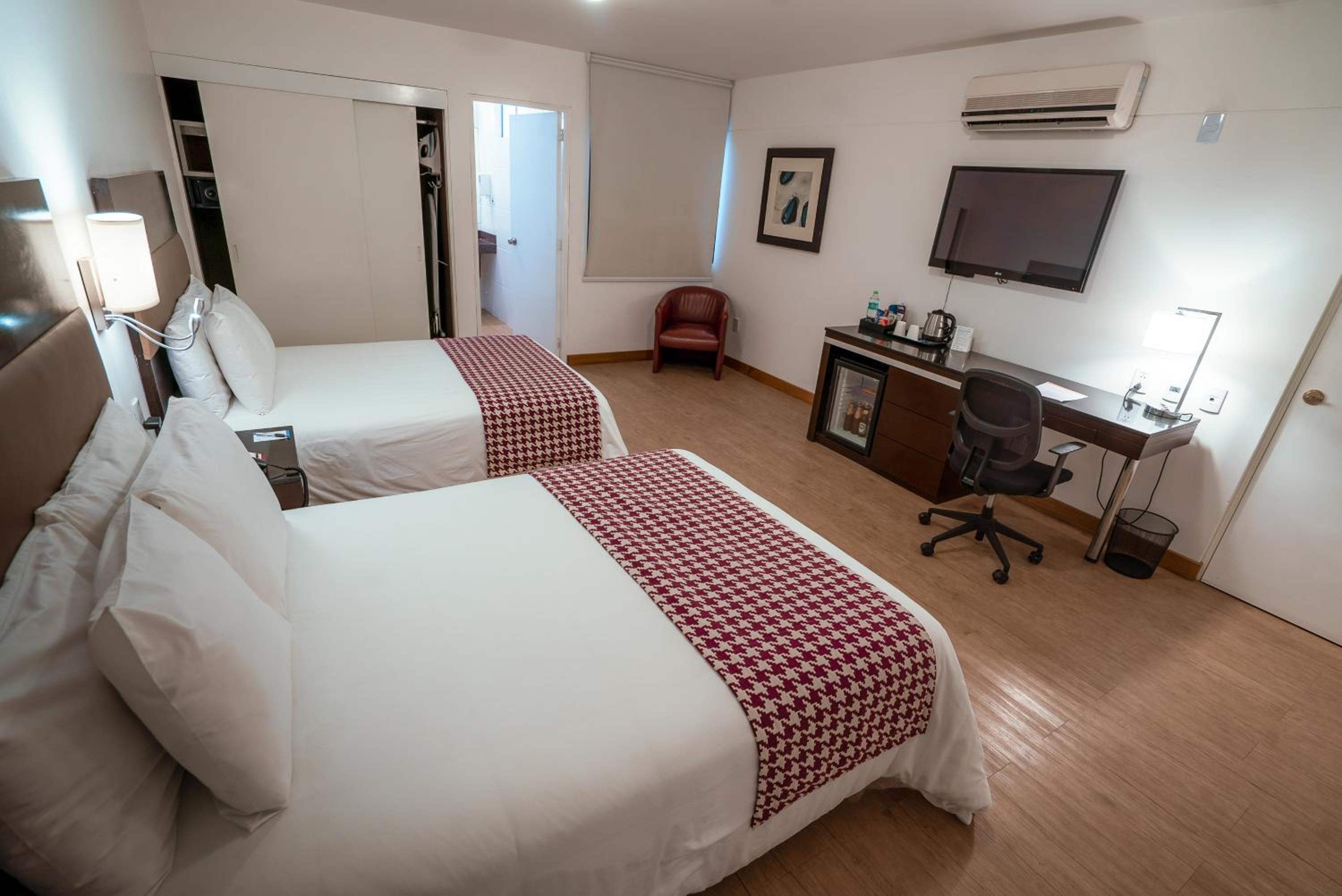 Superior Double Room With Two Double Beds - Photo 3