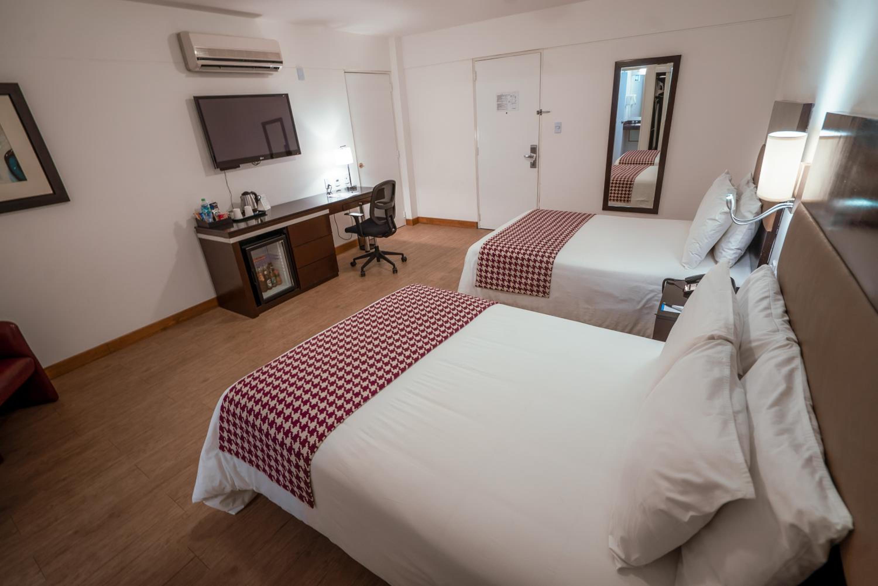 Superior Double Room With Two Double Beds - Photo 1