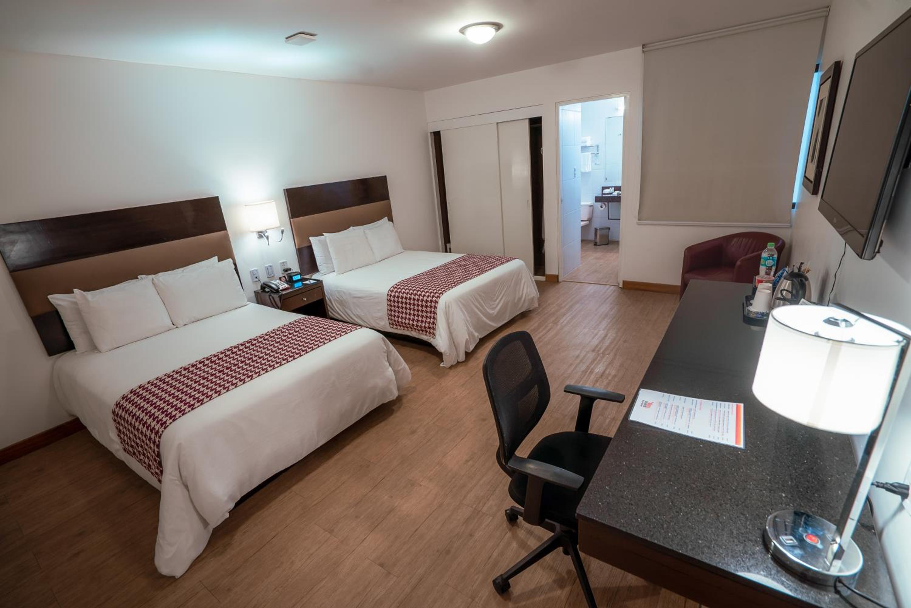 Superior Double Room With Two Double Beds - Photo 2