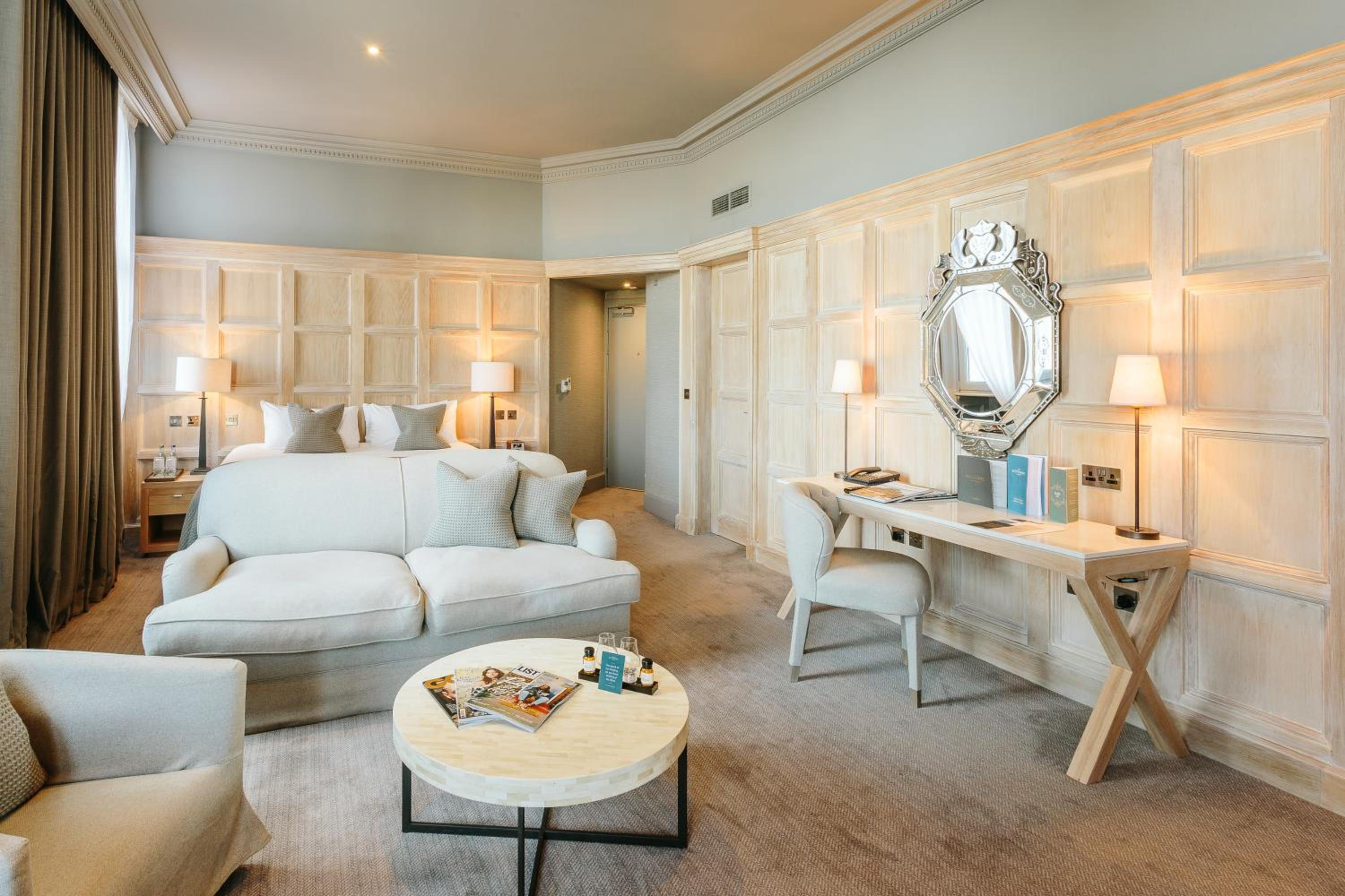 Feature Twin or Double Room City View - Photo 10