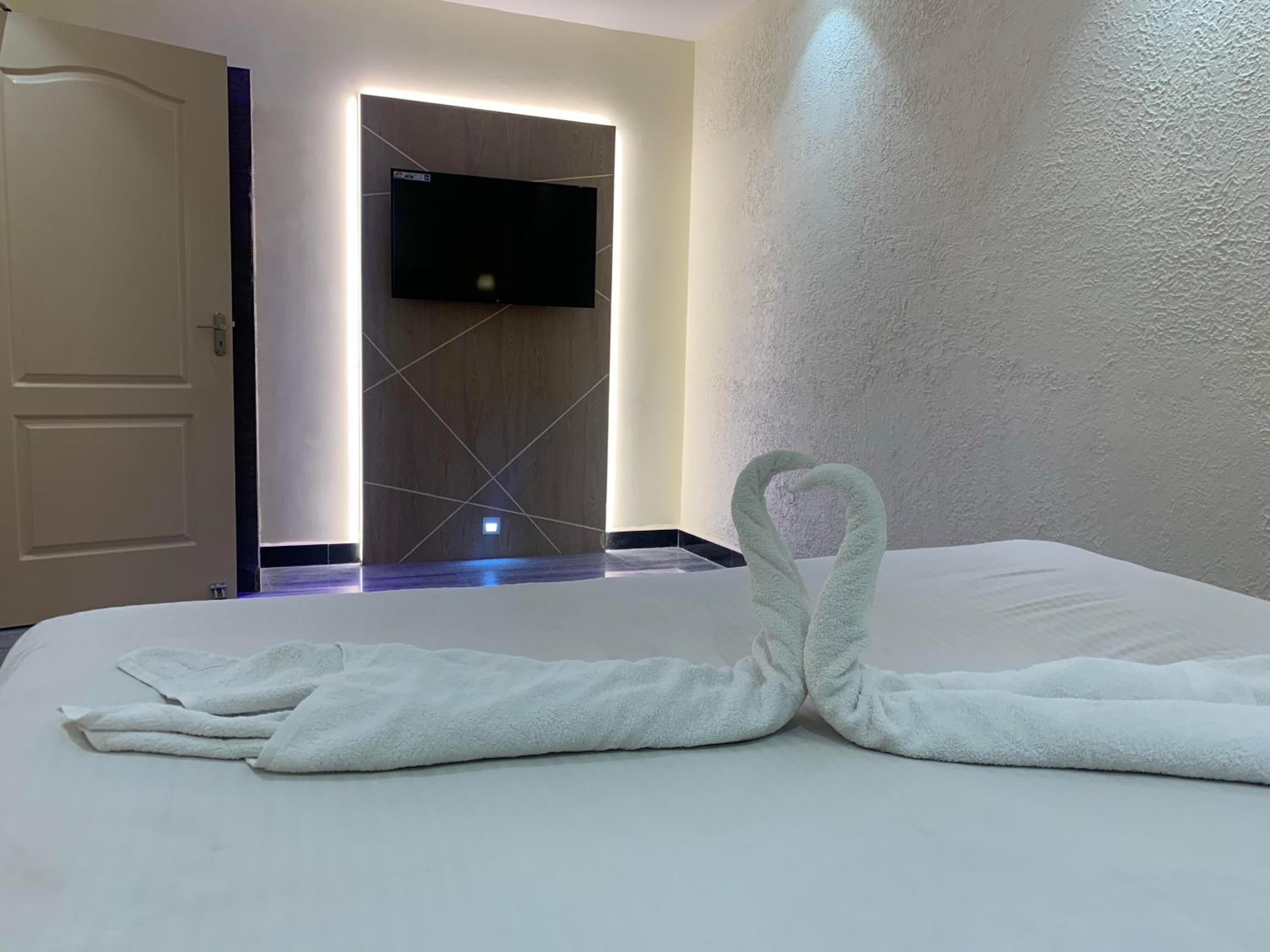 Deluxe King Suite photo 1