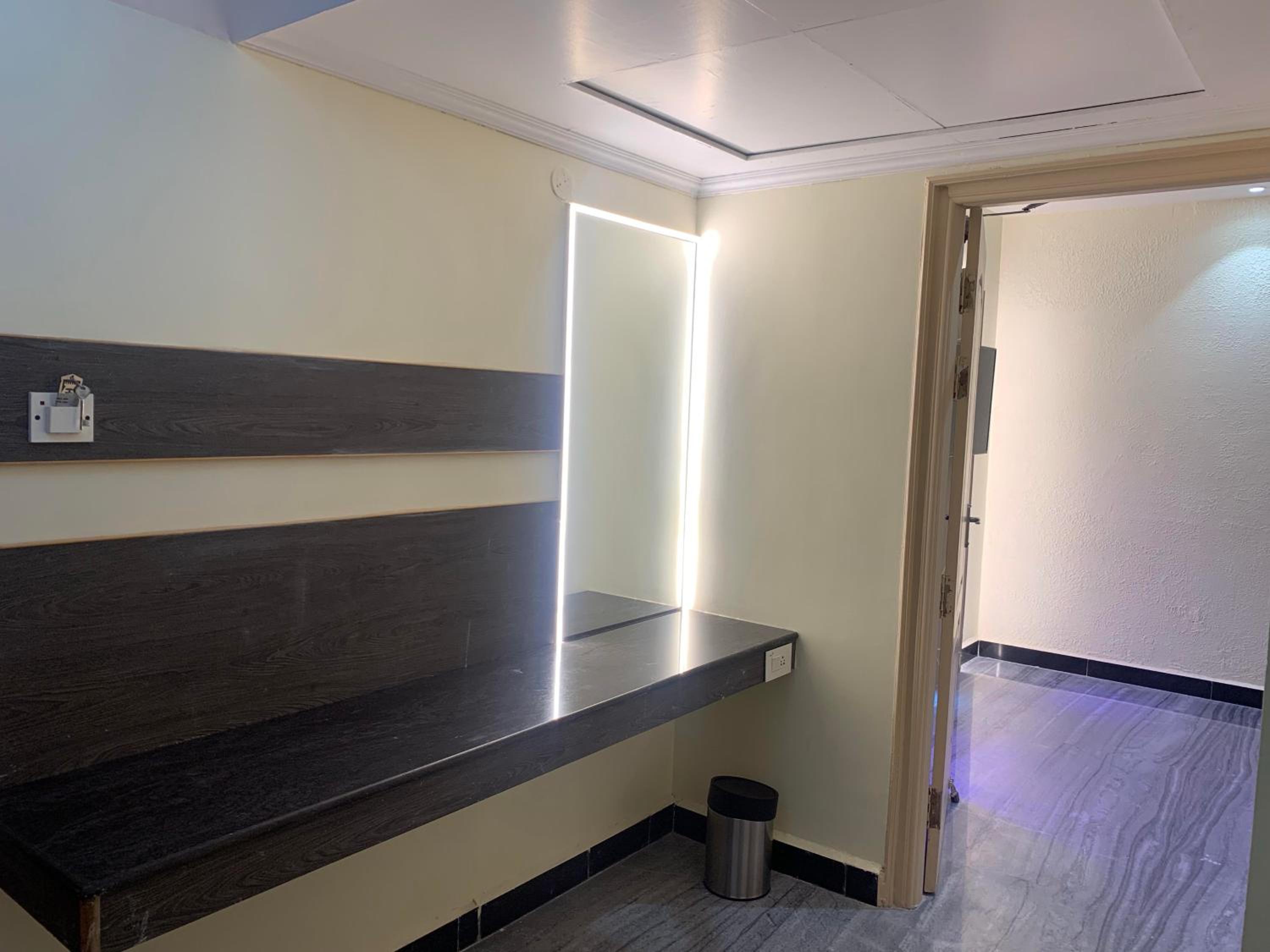 Deluxe King Suite photo 3