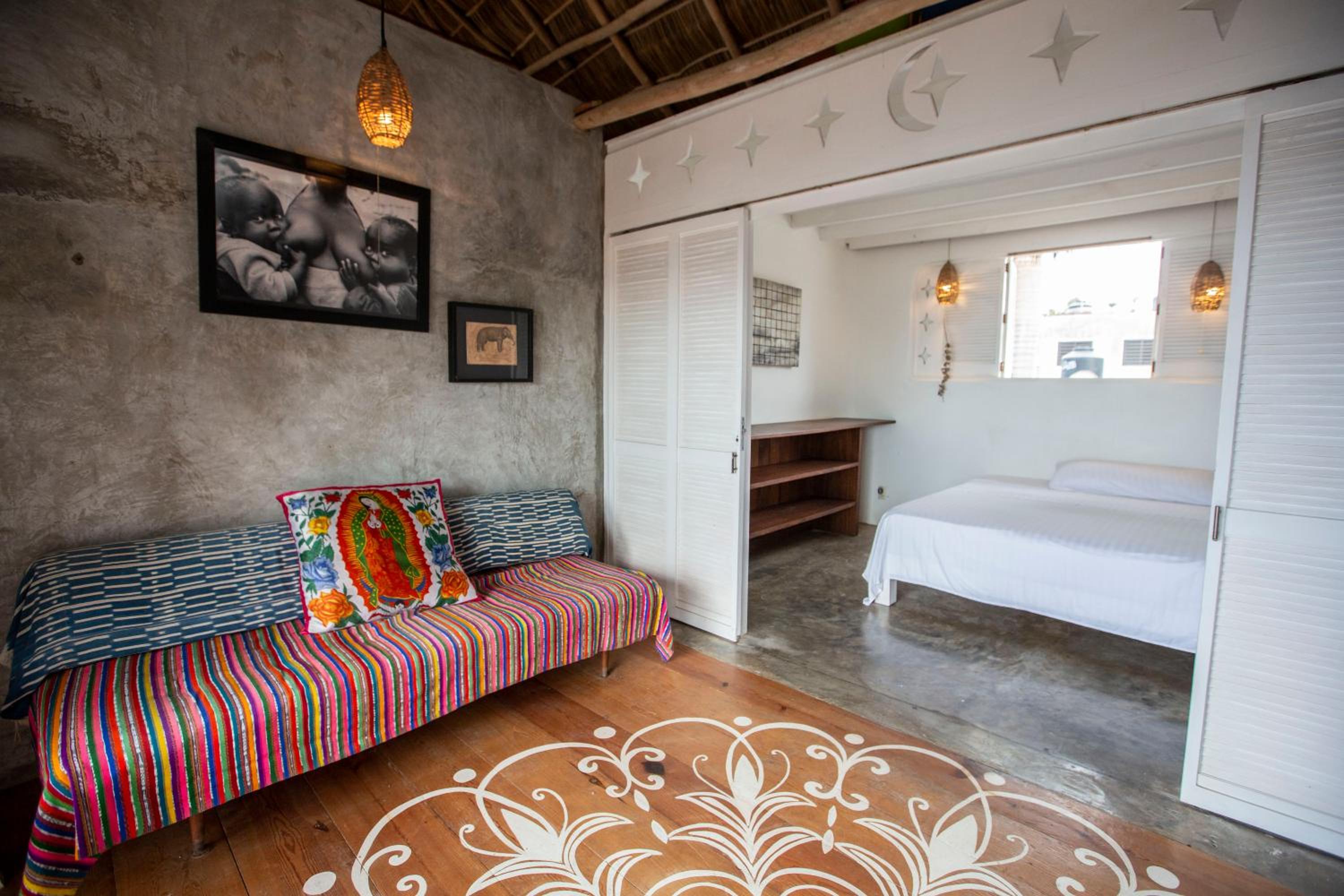 Standard Triple Room with Sea View - Photo 11