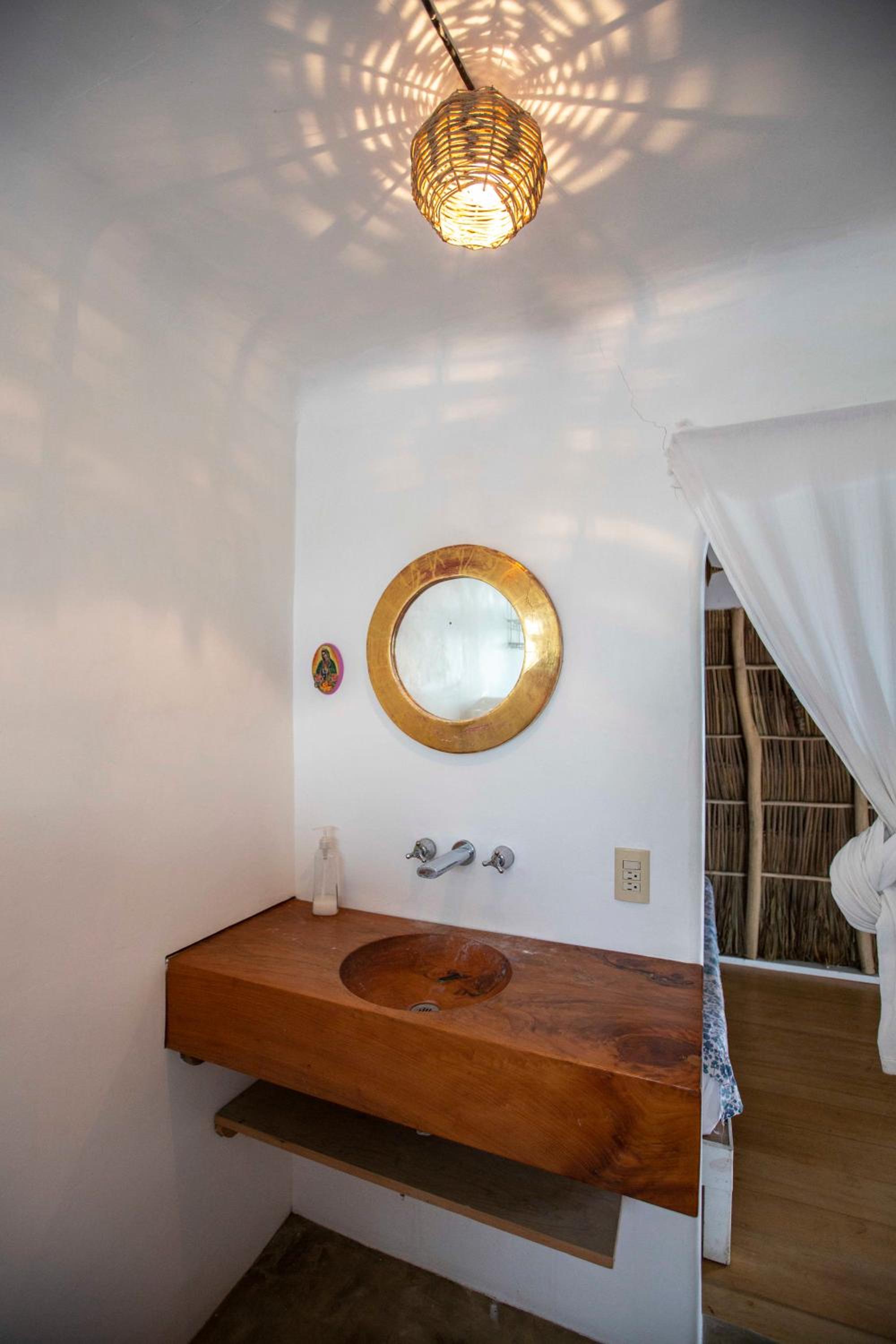 Standard Triple Room with Sea View - Photo 9