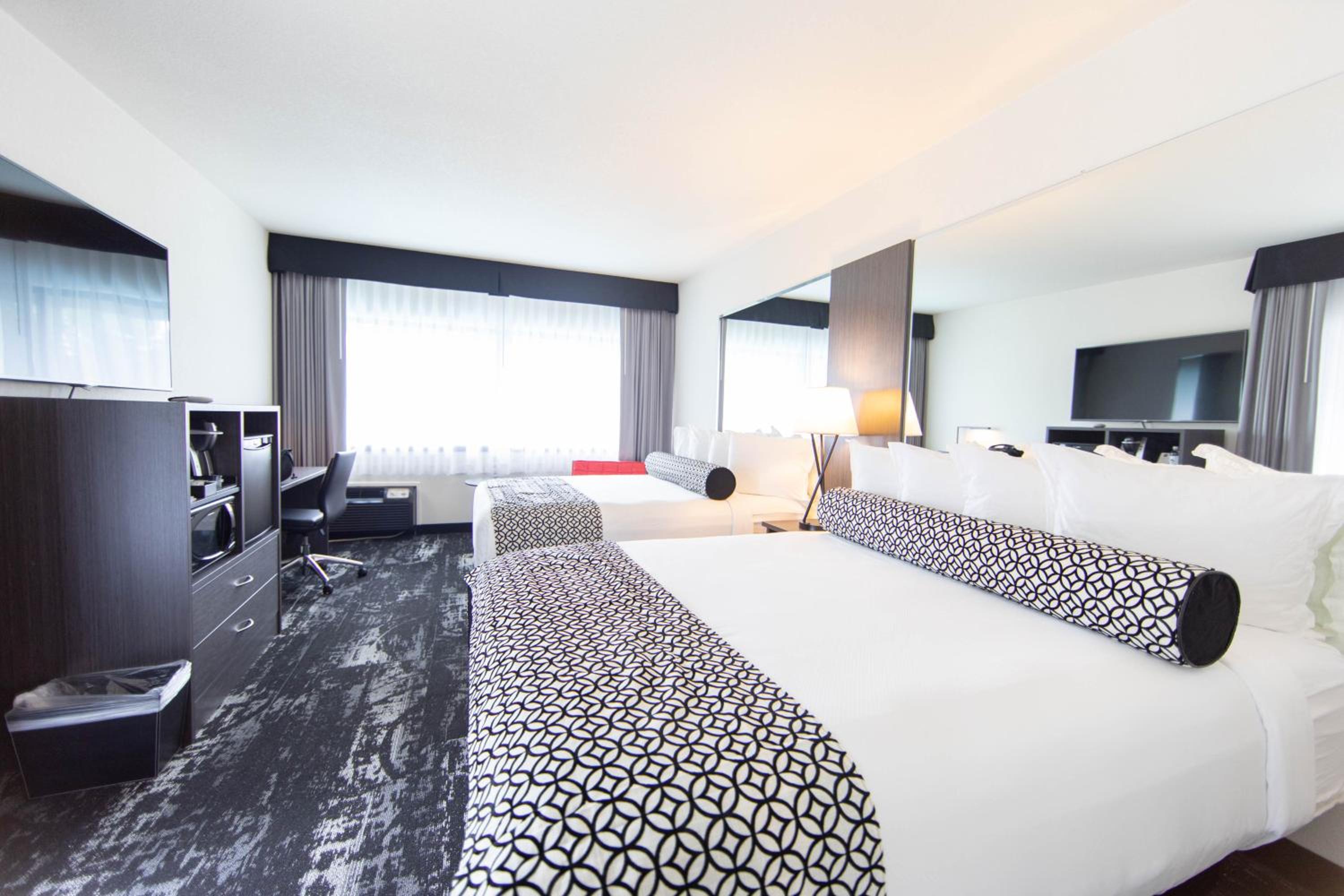 Deluxe Poolside Room with Two Queen Beds photo 1