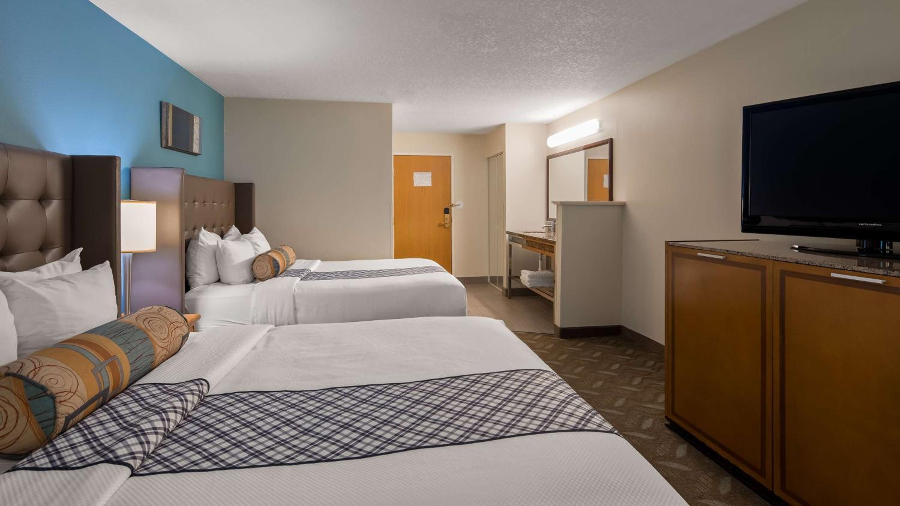 Queen Room with Two Queen Beds - Non-Smoking - Photo 1