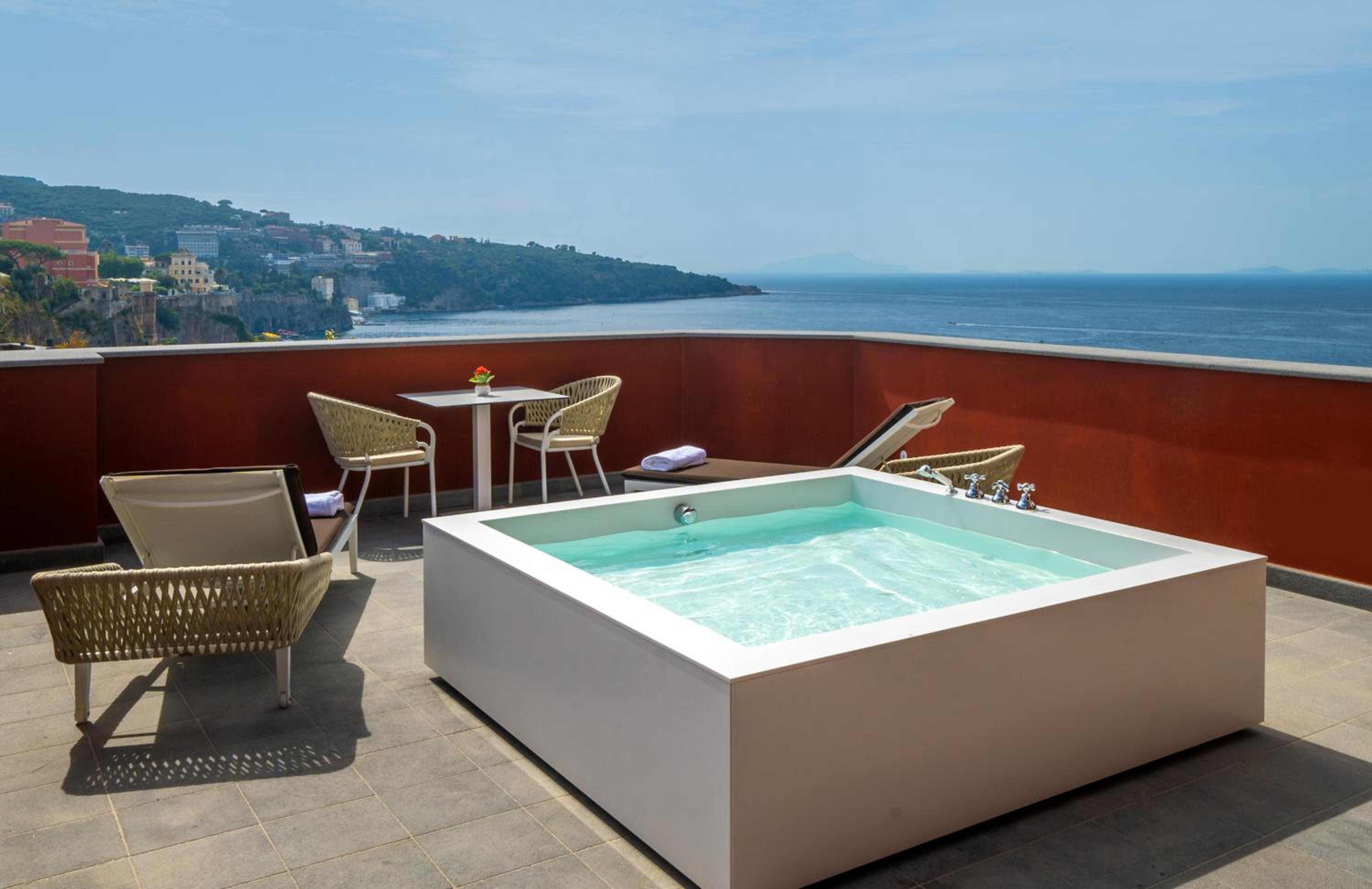 Deluxe Junior Suite Sea View and external spa bath photo 2