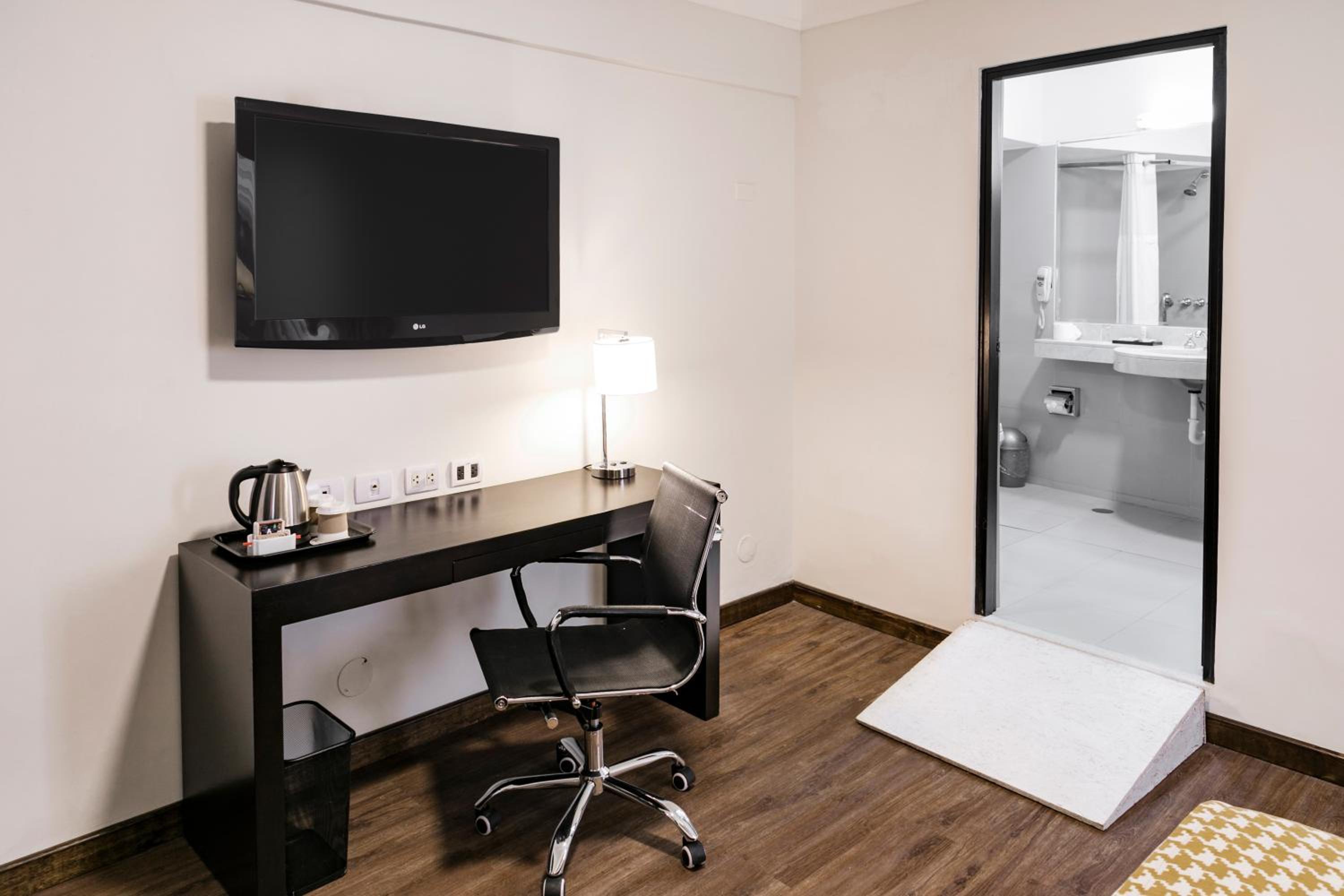 Queen Room - Accessible/Non-Smoking - Photo 5