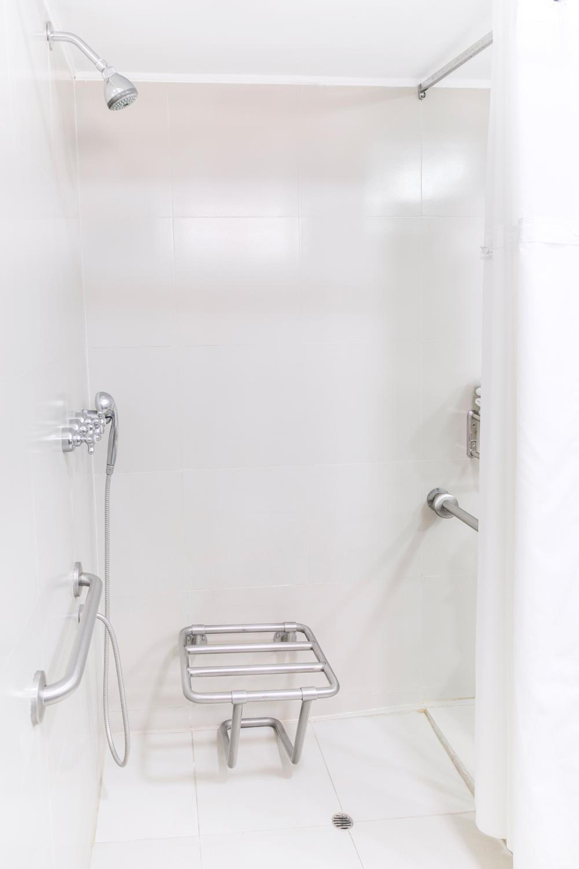 Queen Room - Accessible/Non-Smoking - Photo 2