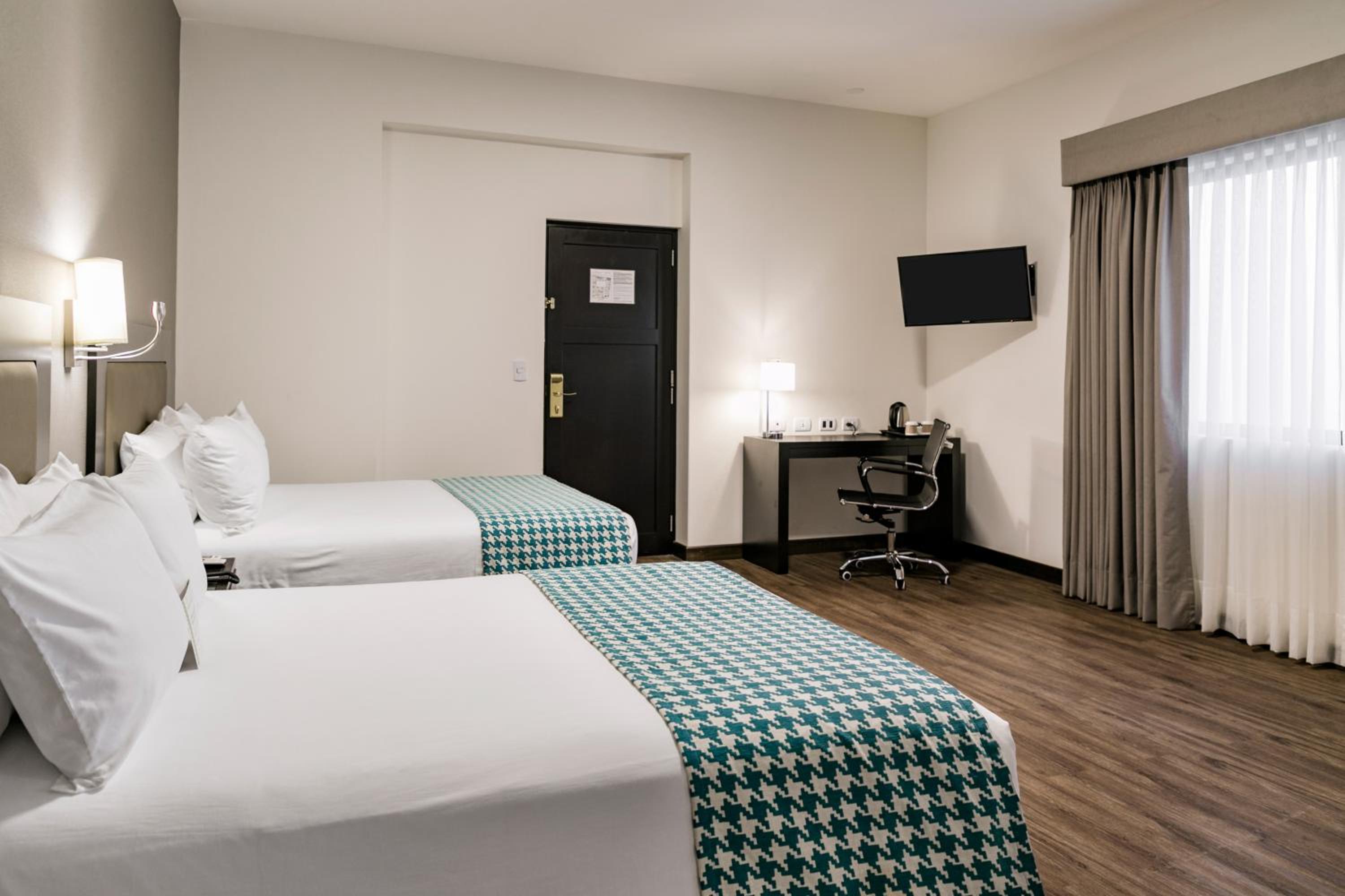 Superior Double Room With Two Double Beds - Photo 1