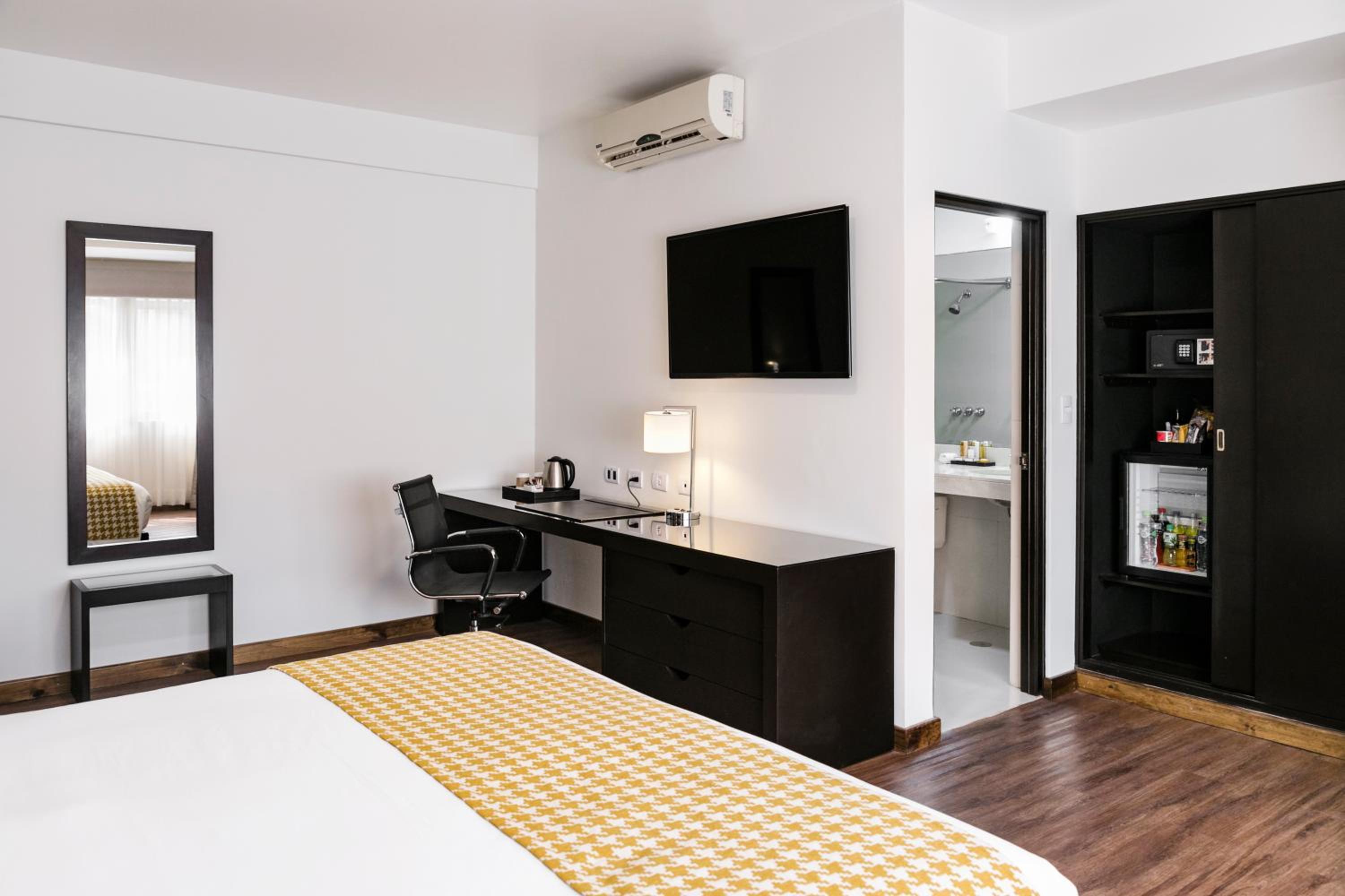 Junior King Suite - Non-Smoking - Photo 4