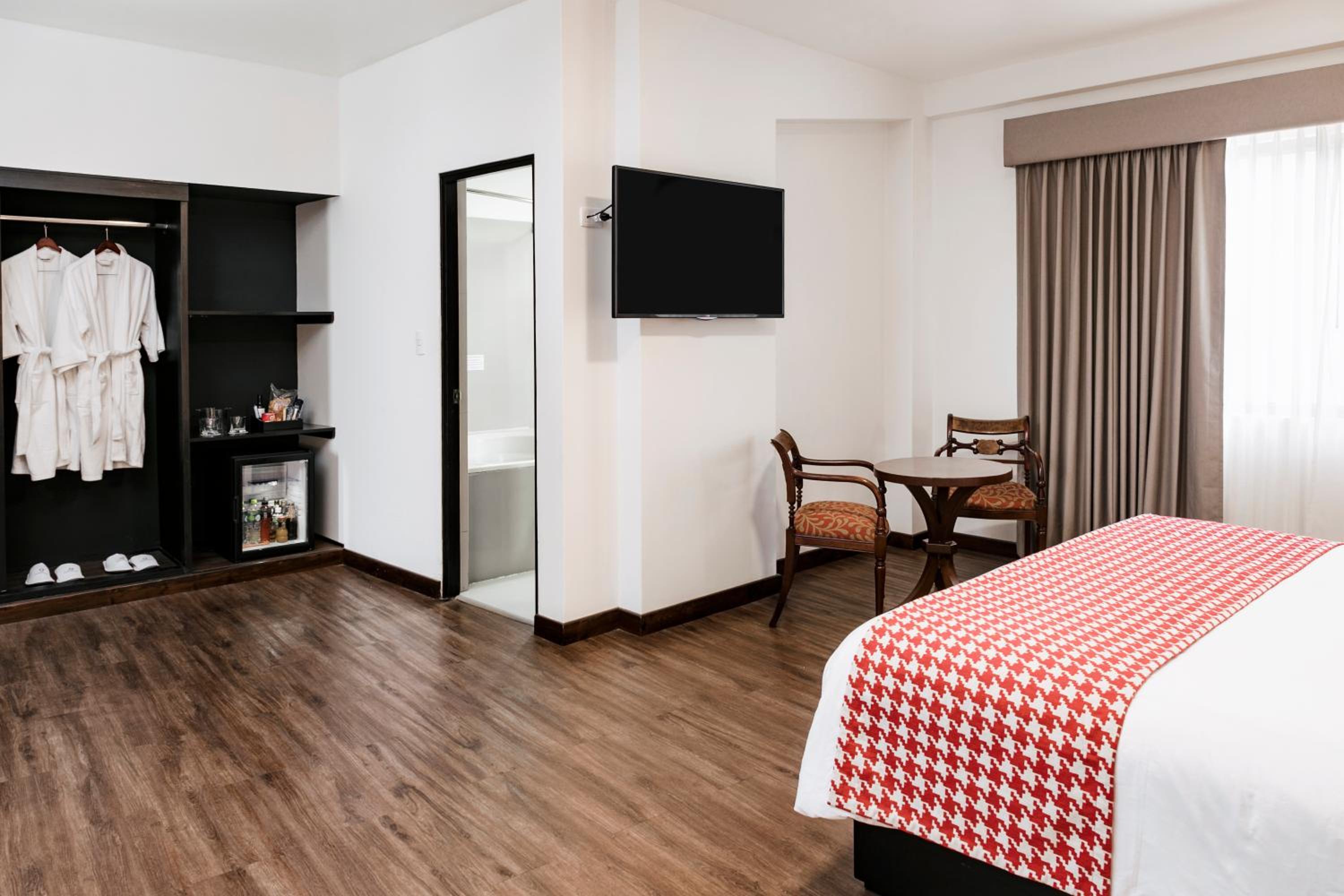 Suite - Photo 2