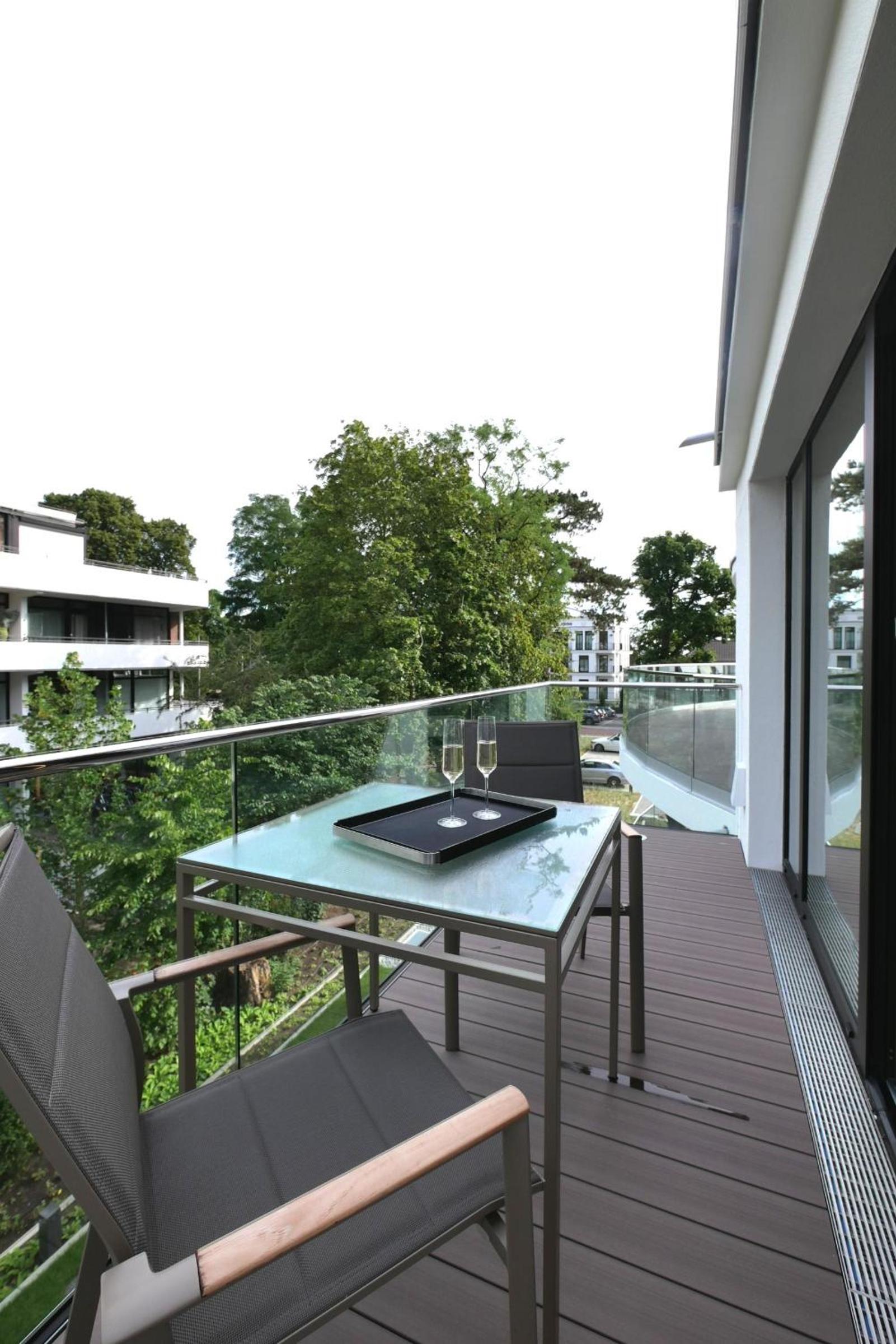 Apartment with Balcony photo 3