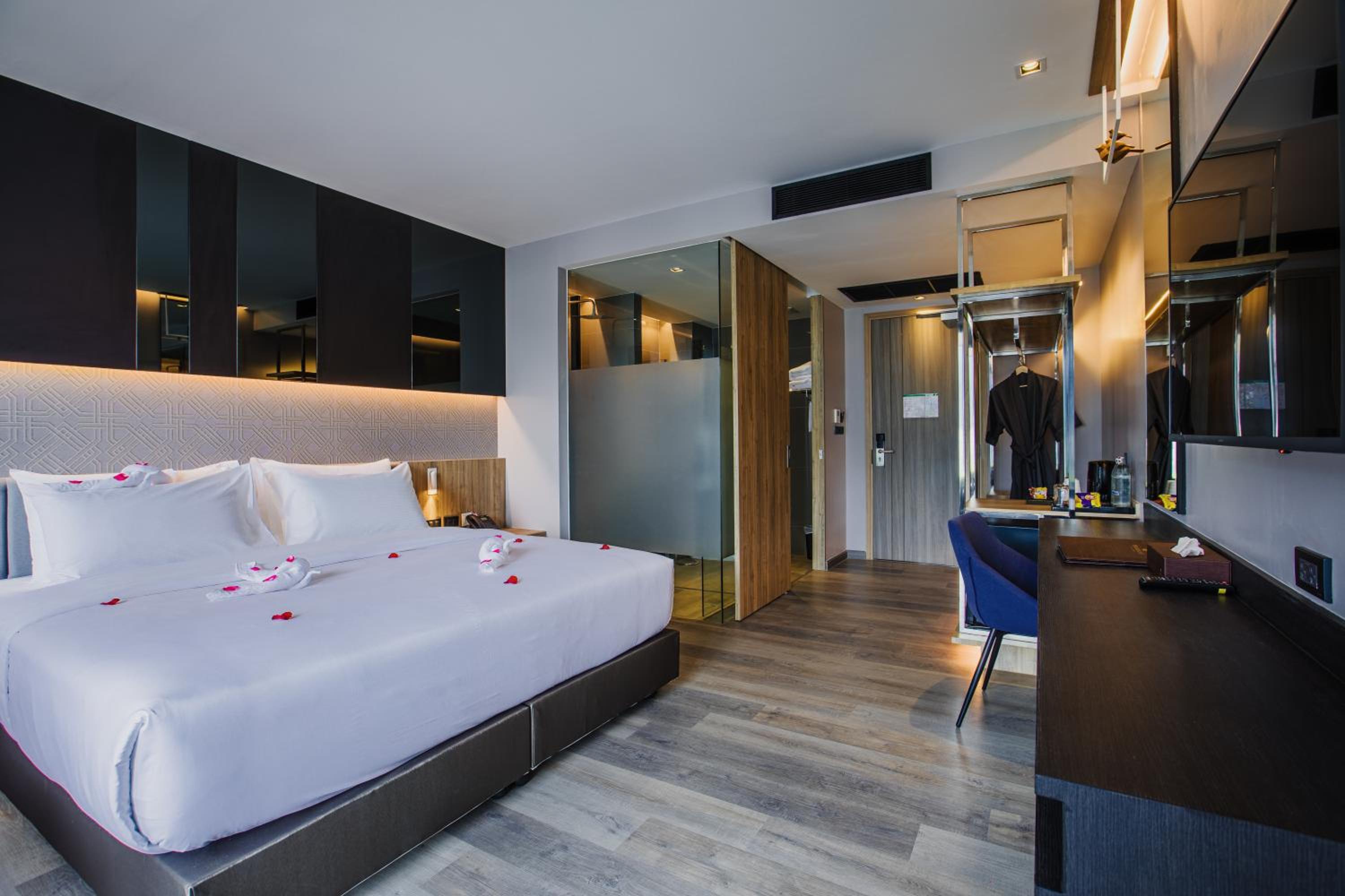 Rak King Room with Balcony - Photo 5