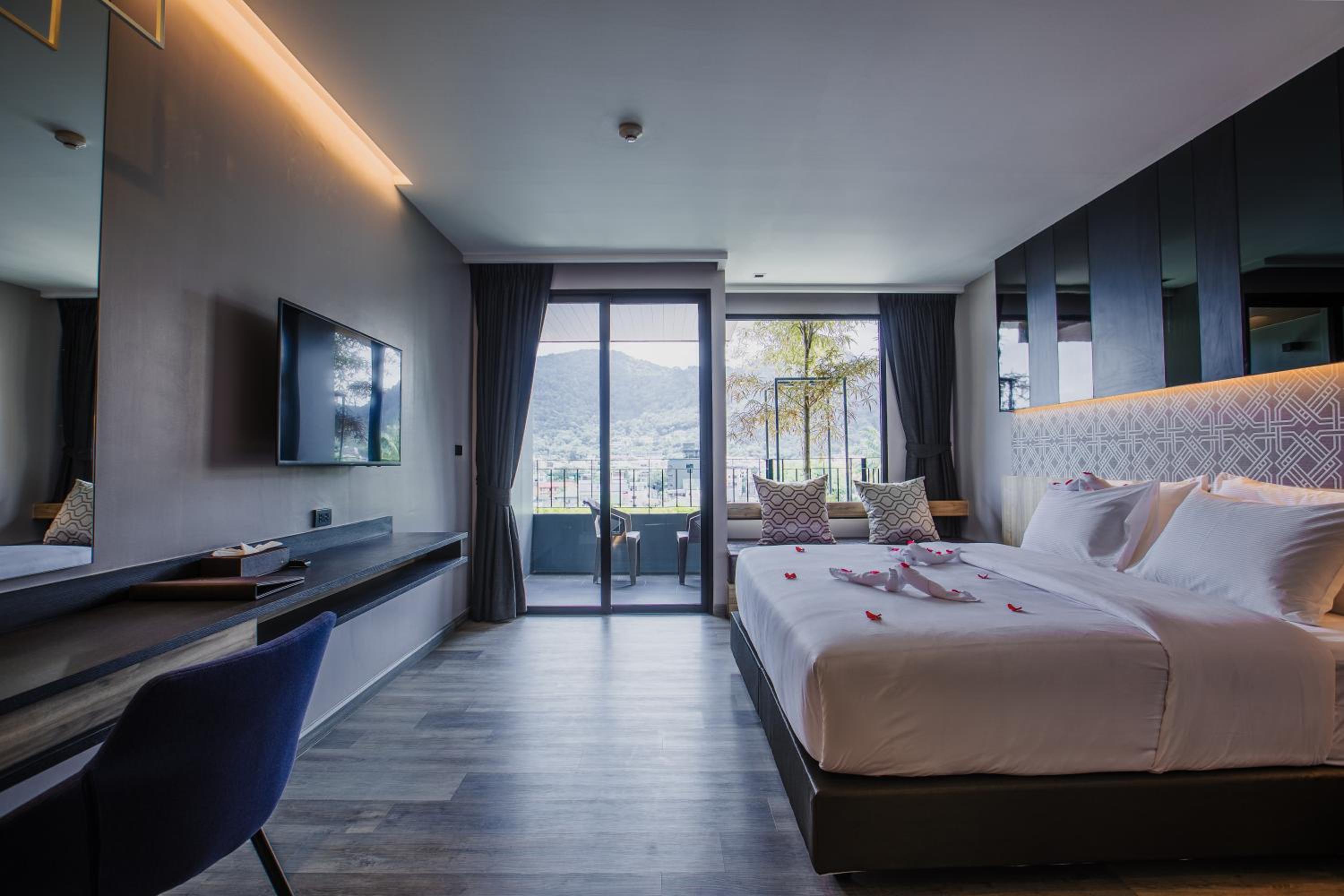 Rak King Room with Balcony - Photo 12
