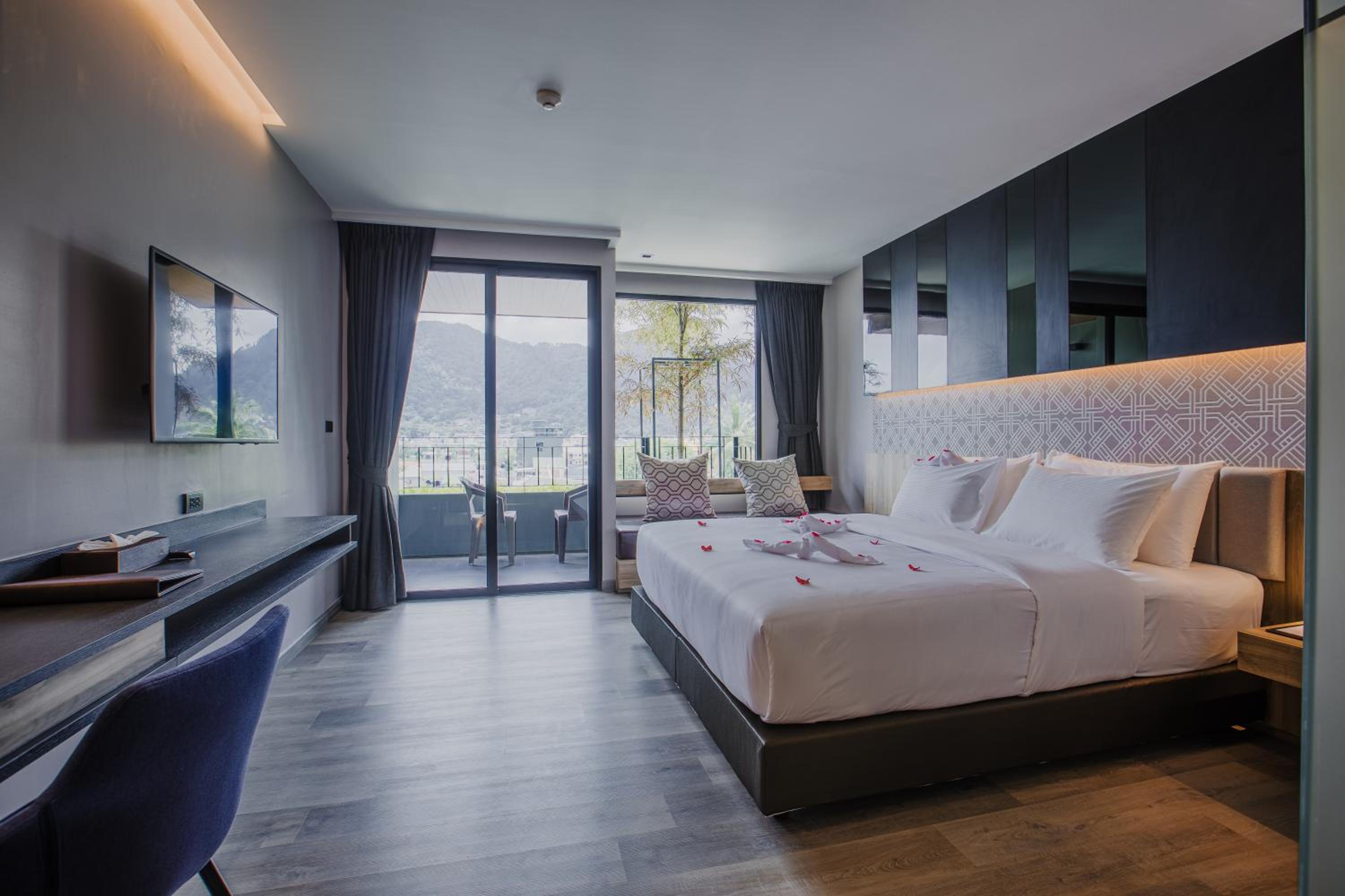 Rak King Room with Balcony - Photo 10