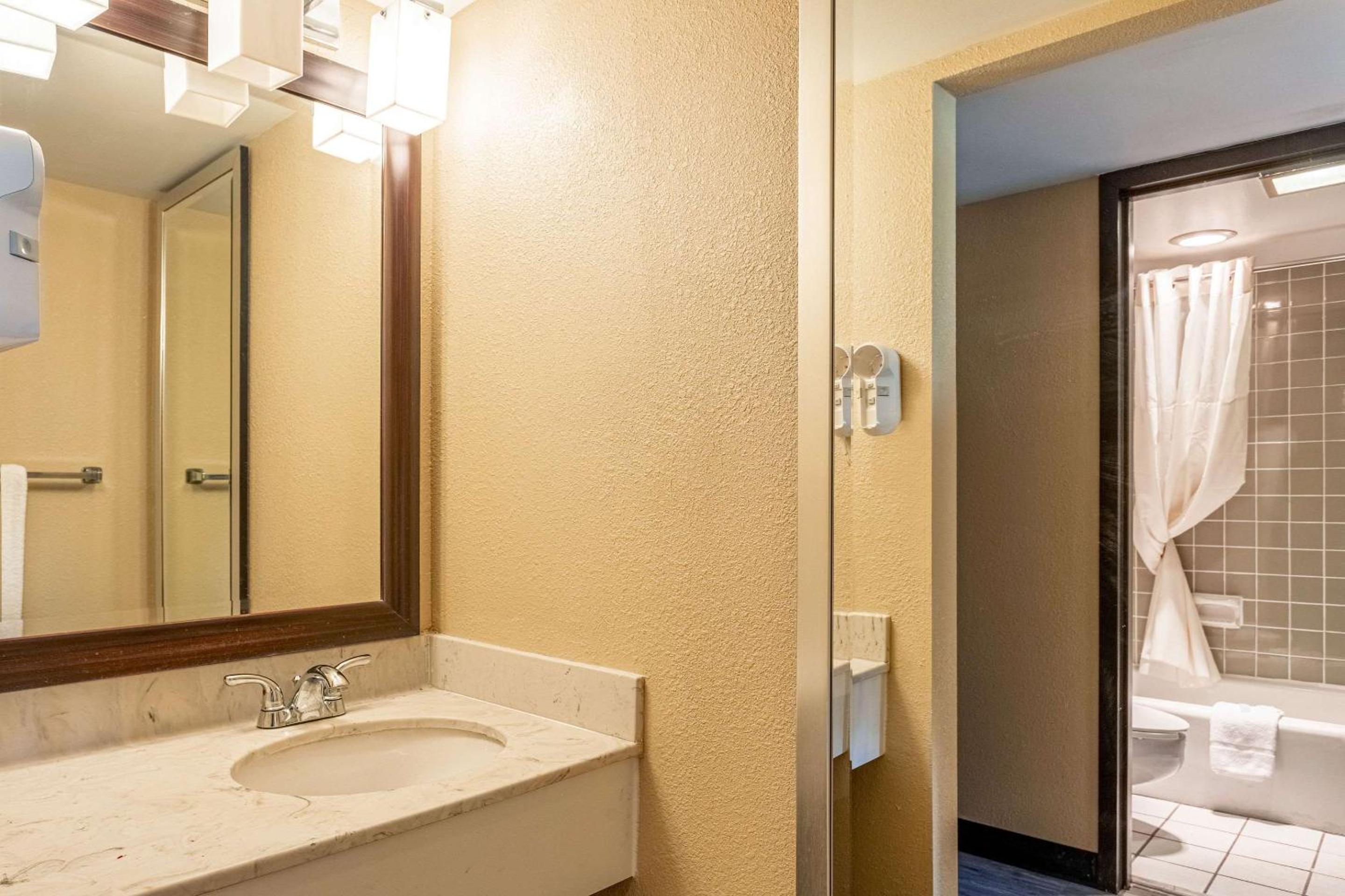King Room - Non-Smoking photo 3