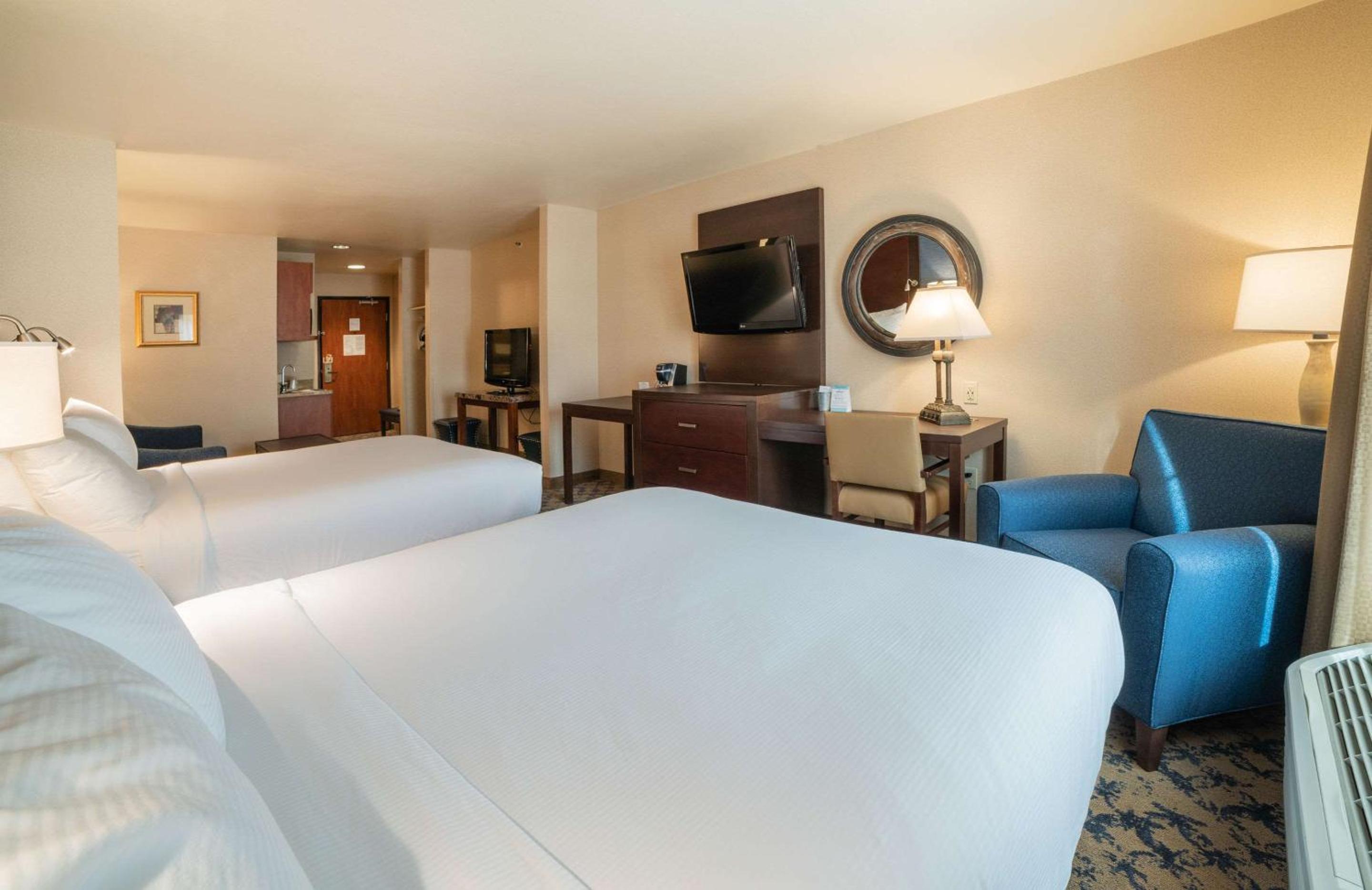 Queen Suite with Two Queen Beds and Sofa Bed - Photo 2