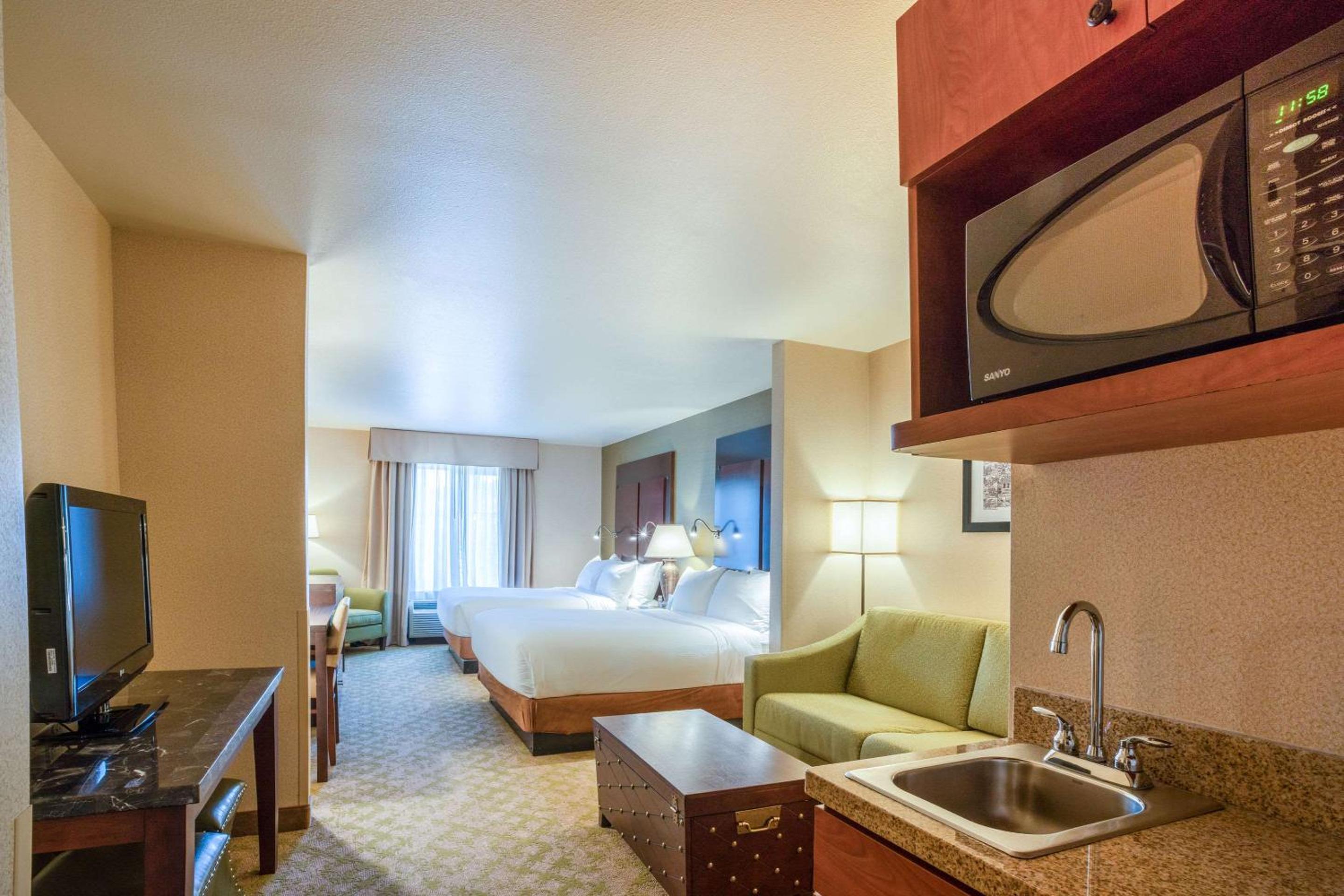 Queen Suite with Two Queen Beds and Sofa Bed - Photo 6