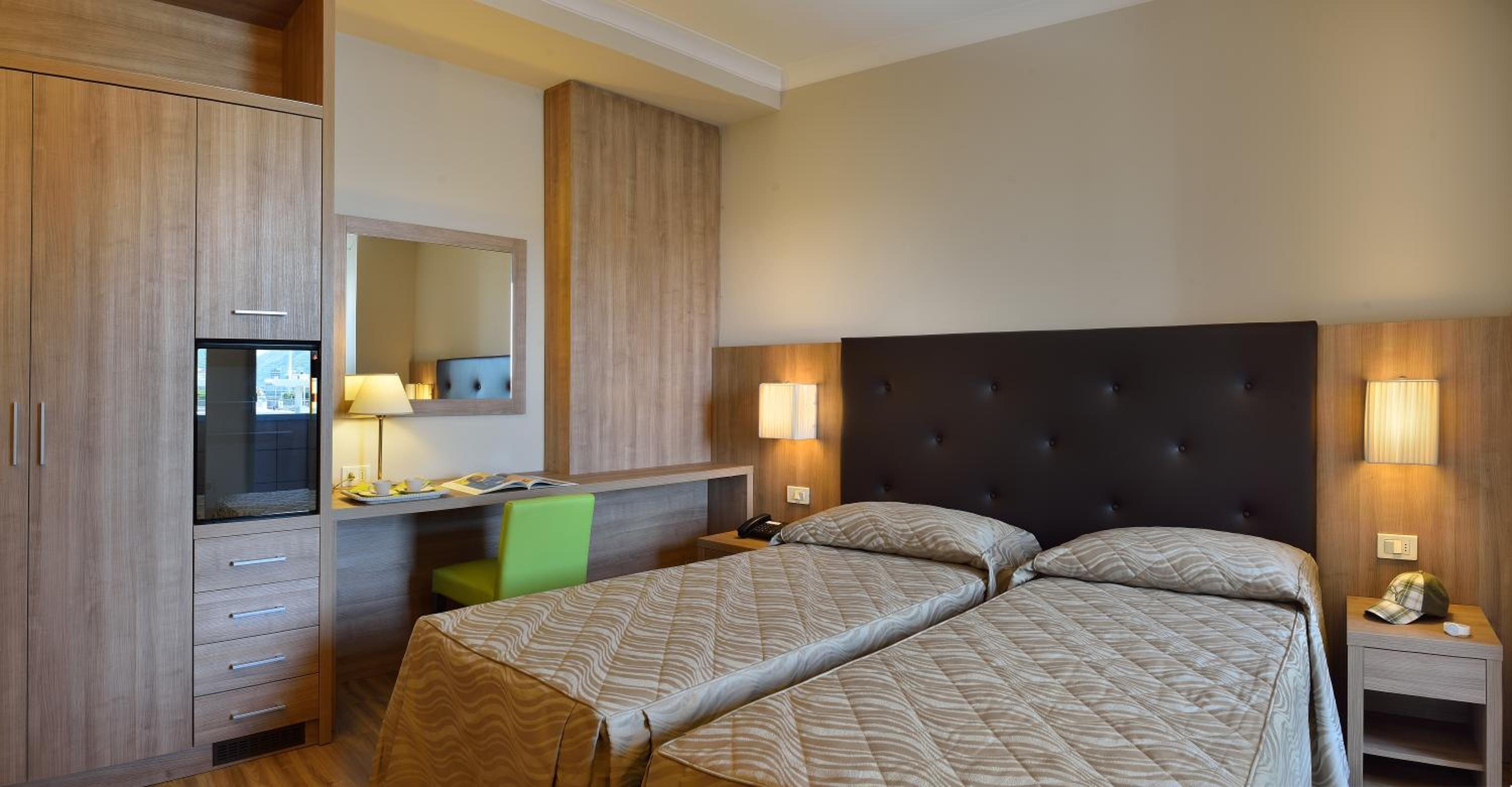 Double or Twin Room with Lateral Sea View photo 3