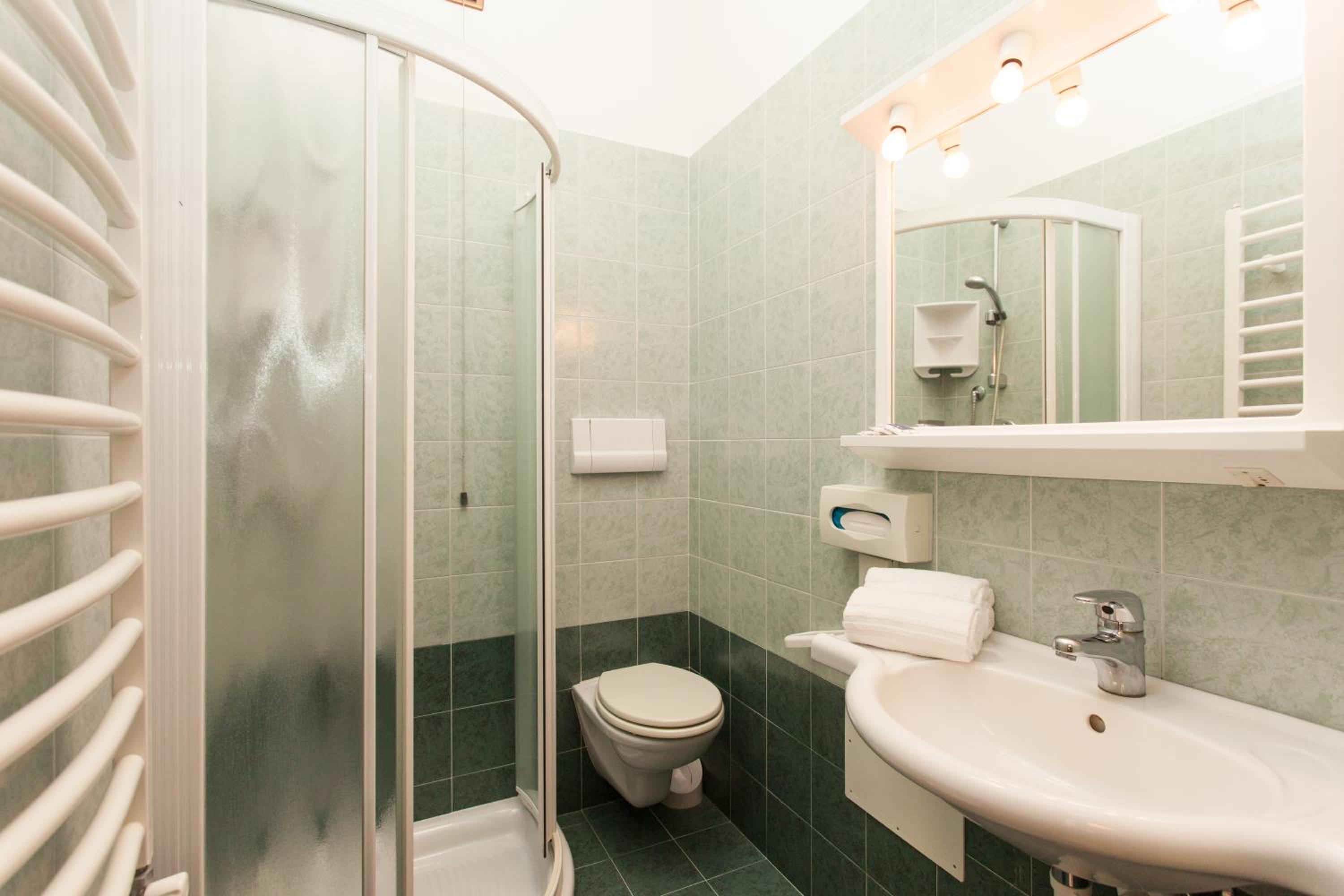 Double or Twin Room with Lateral Sea View photo 3