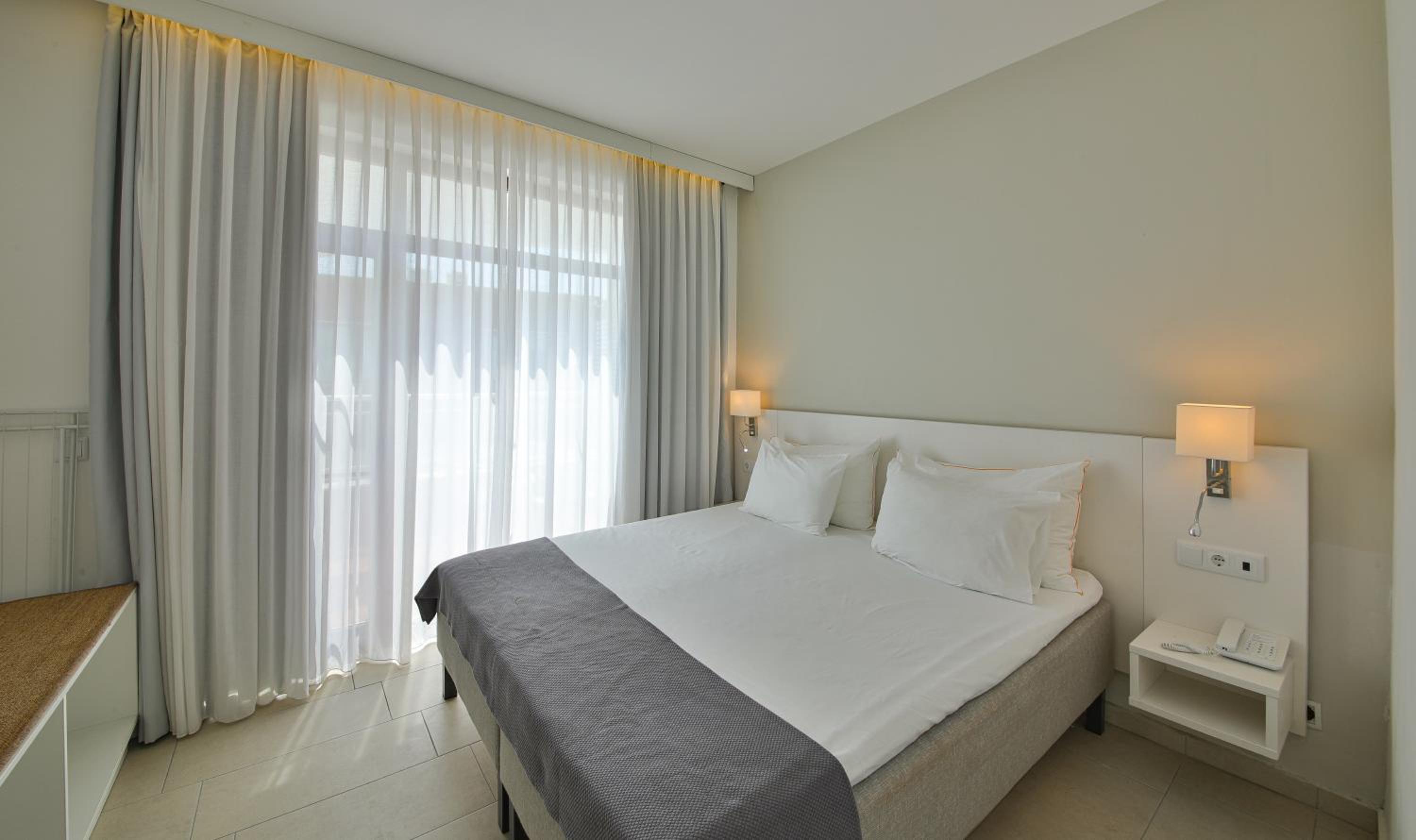 One-Bedroom Apartment - Photo 2