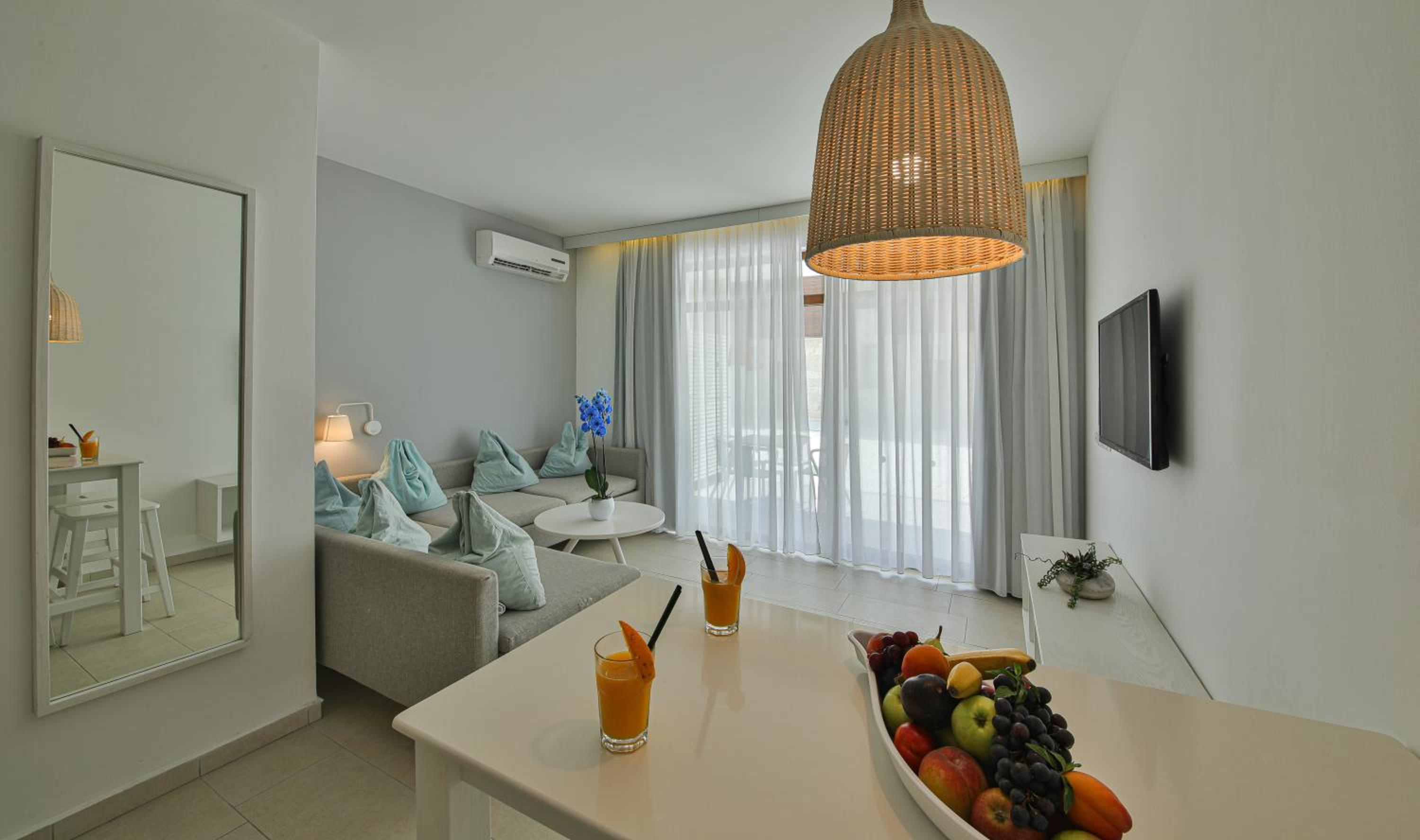 One-Bedroom Apartment - Photo 3