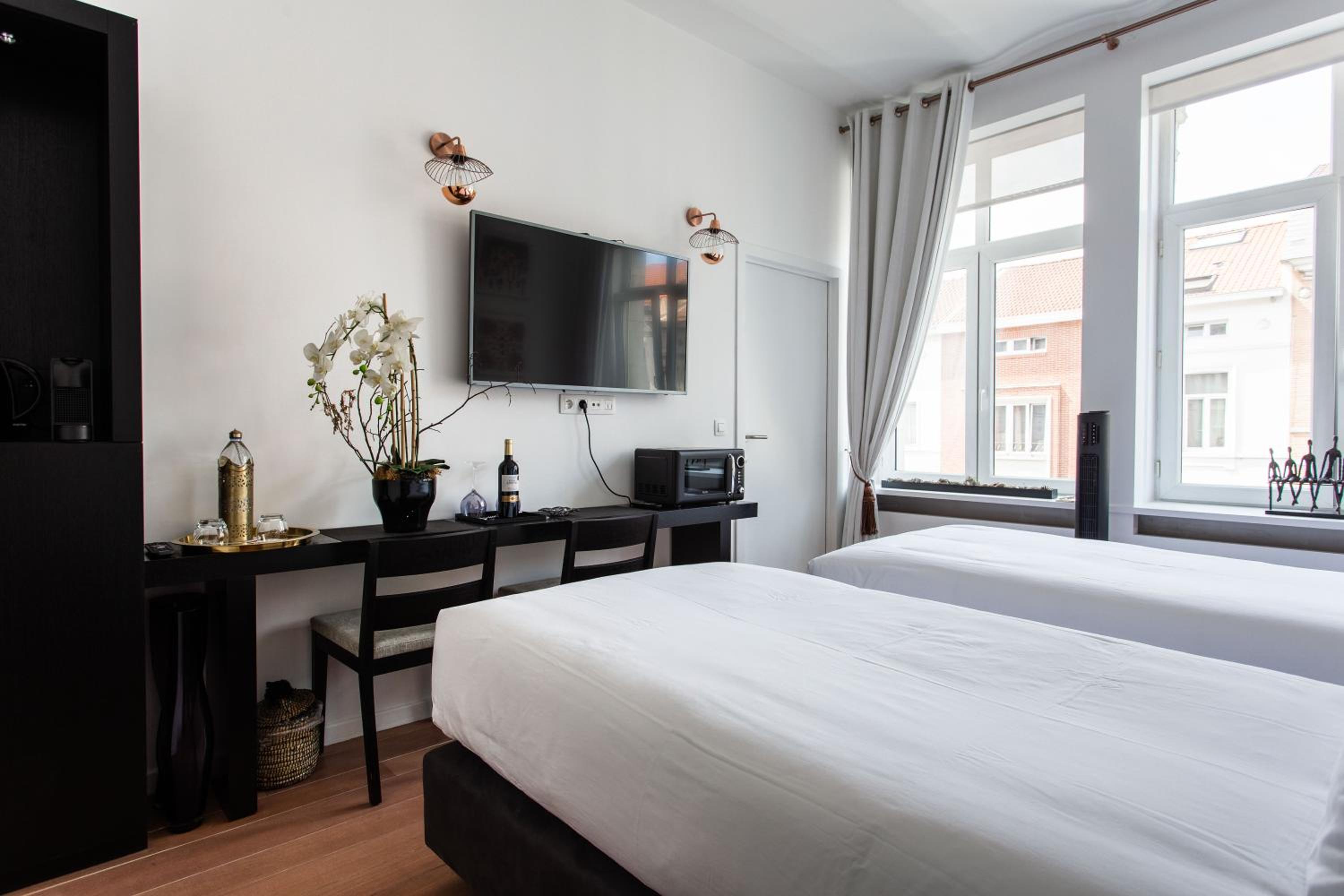 Double or Twin Room with Private Bathroom - Photo 17