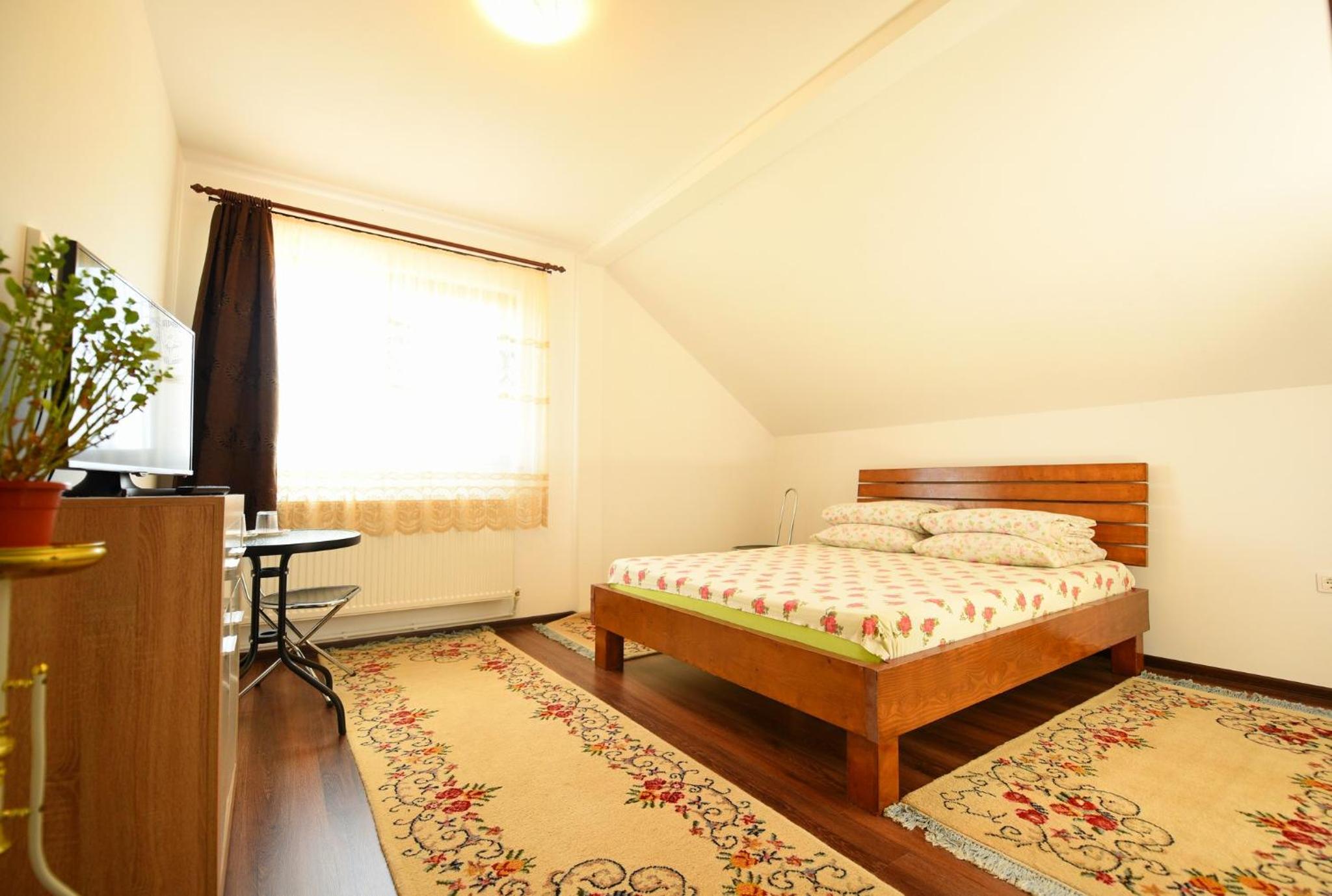 Queen Room photo 1