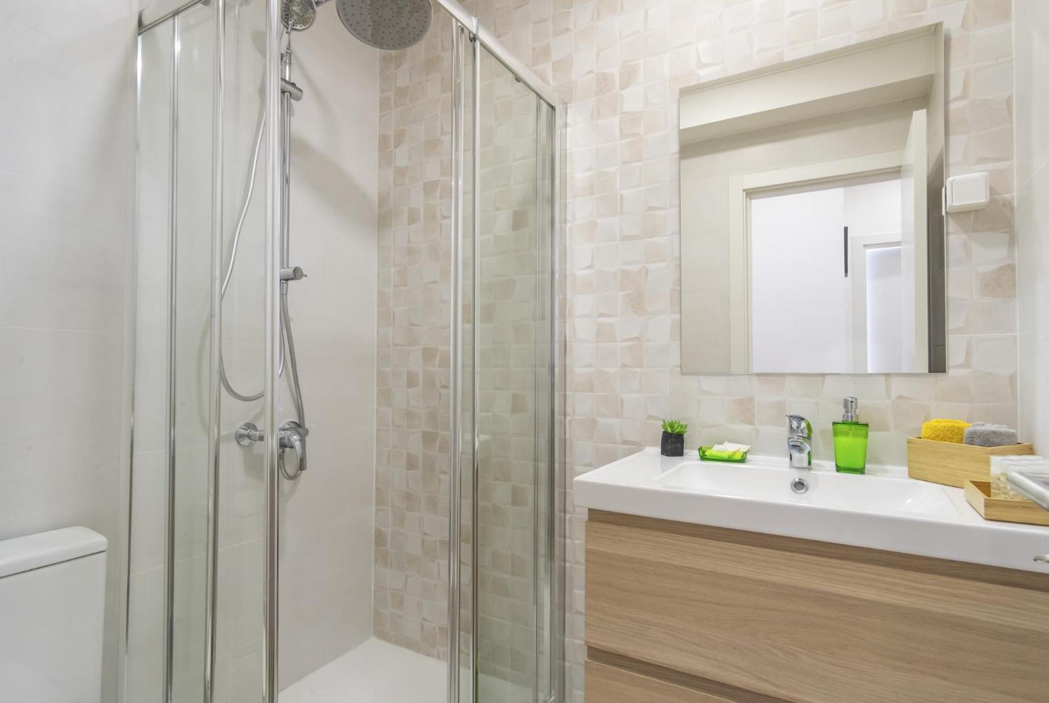 Modern 4-Bedroom Apartment with Balcony photo 2