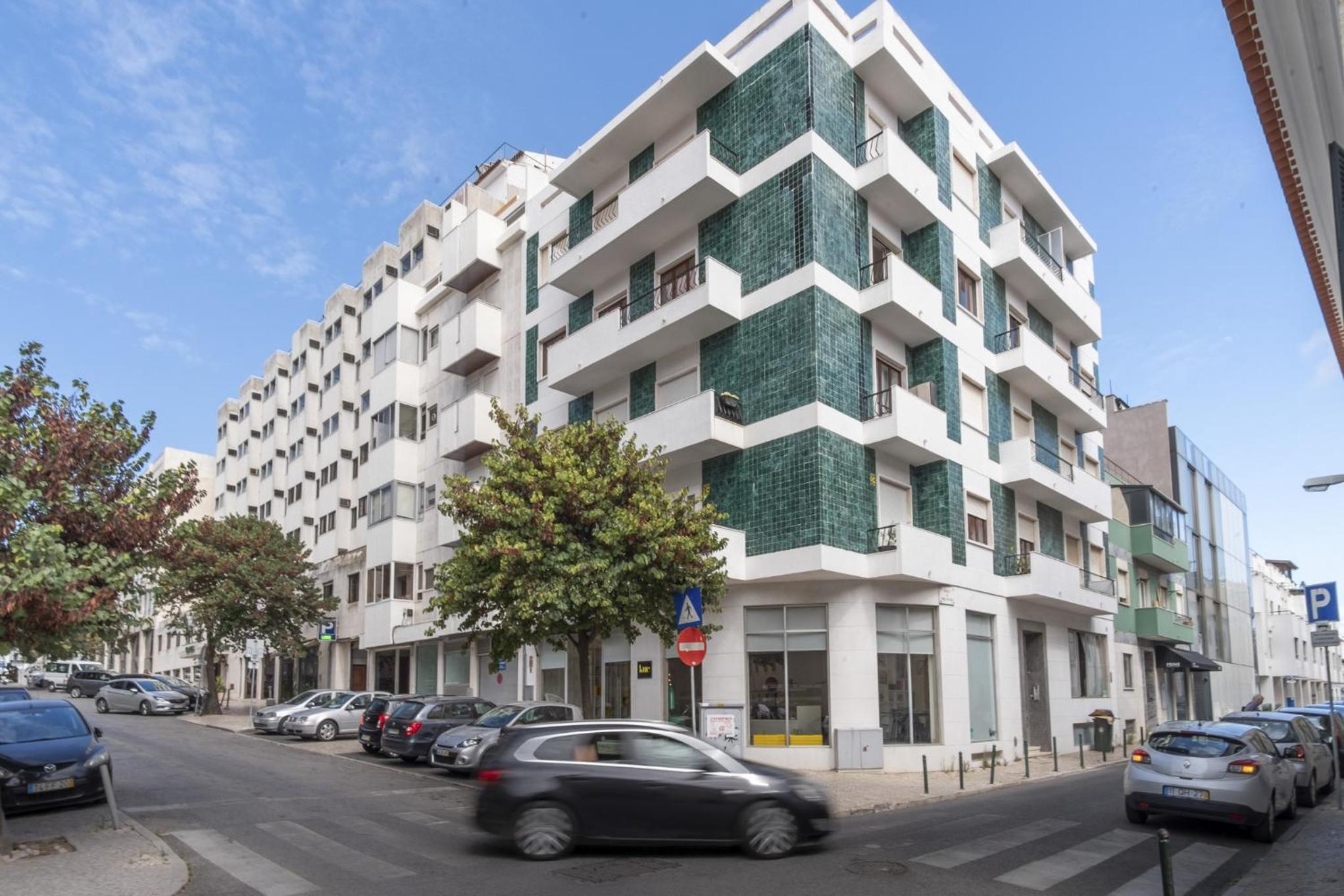 Modern 4-Bedroom Apartment with Balcony photo 3
