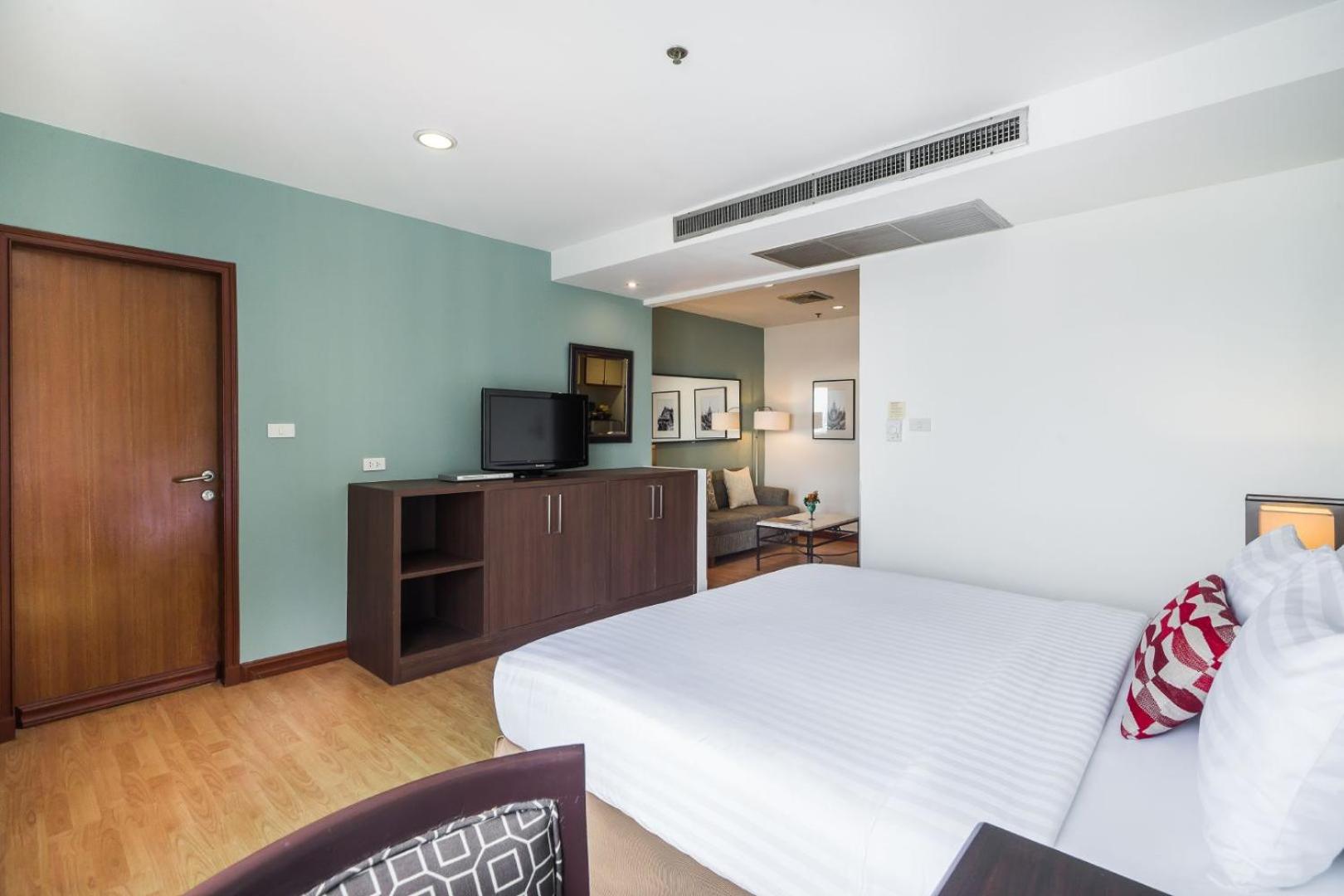 Deluxe Suite with Kitchen and Bathtub thumbnail 6