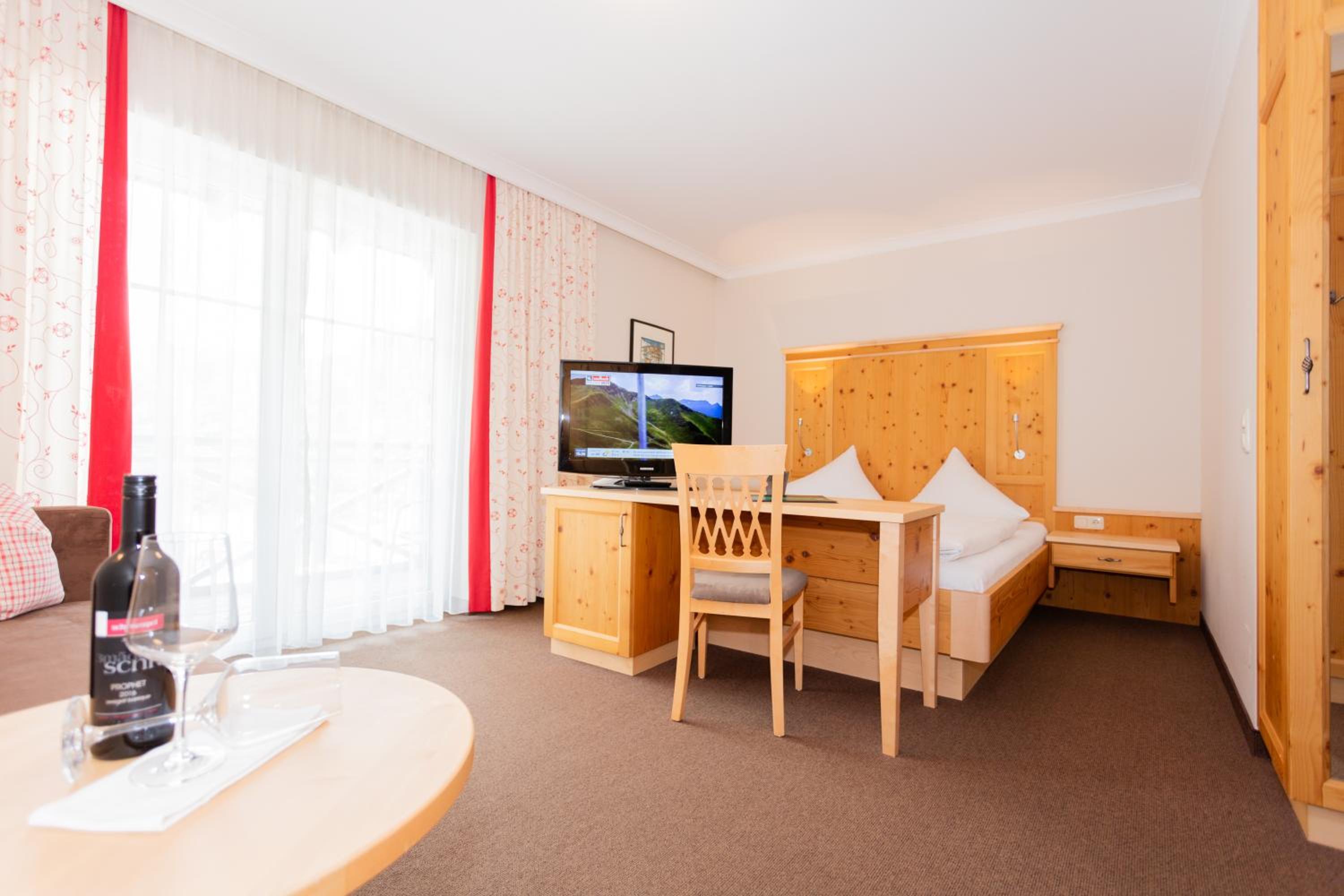 Superior Double Room with Sofa - Photo 1