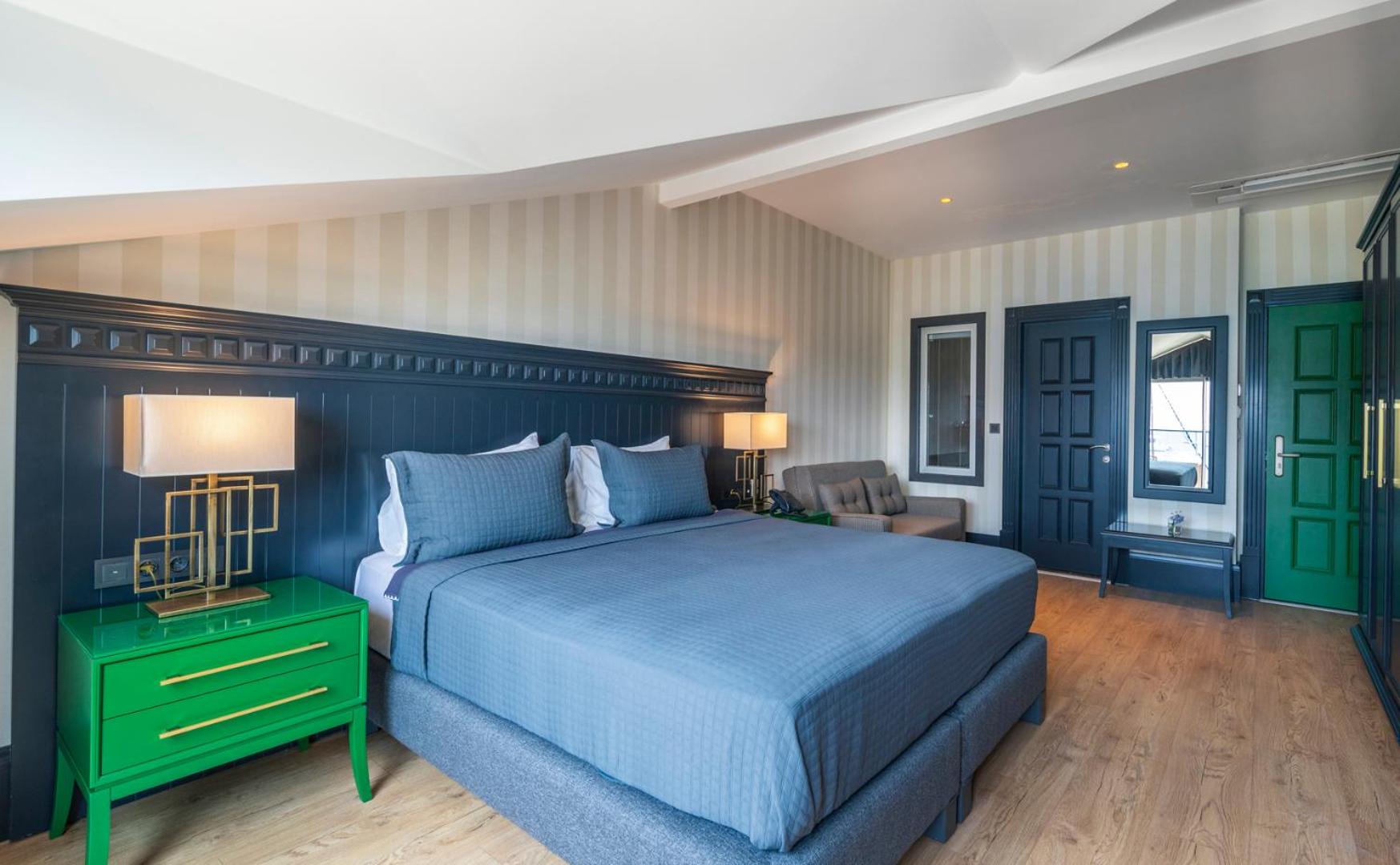 Deluxe Room with Sea and Marina View - Photo 5
