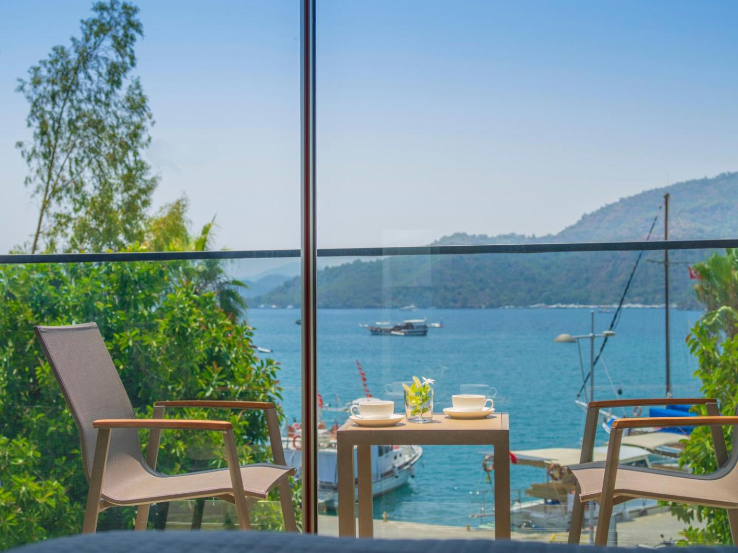 Deluxe Room with Sea and Marina View - Photo 3