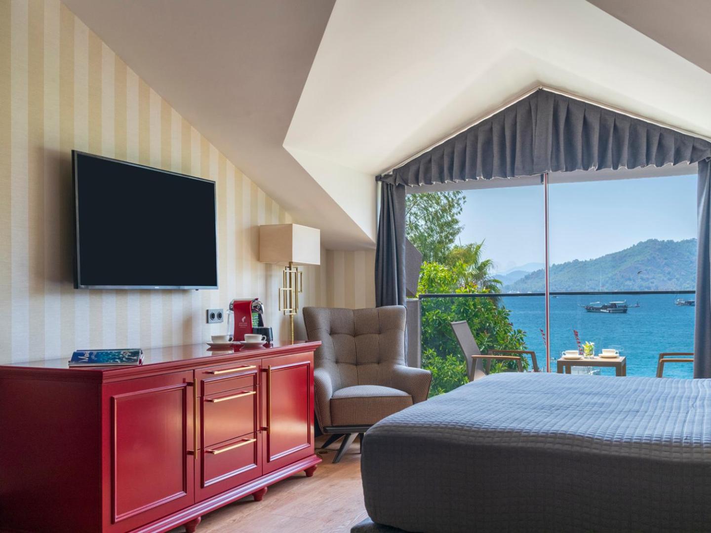 Deluxe Room with Sea and Marina View - Photo 2