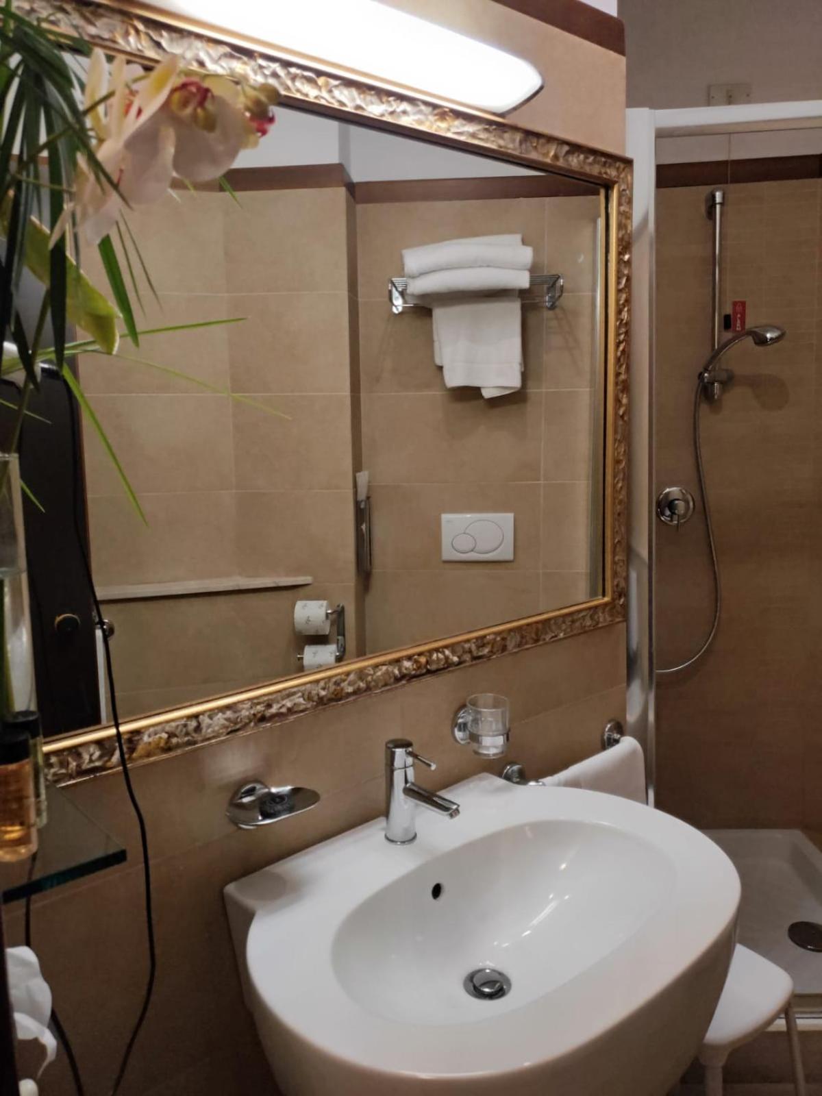 Double Room - Photo 13