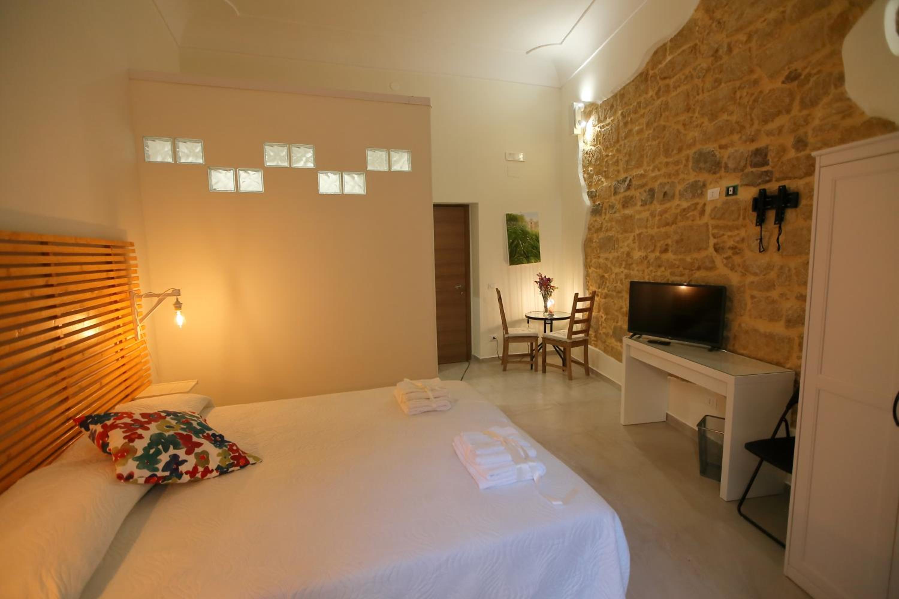 Large Double Room photo 2