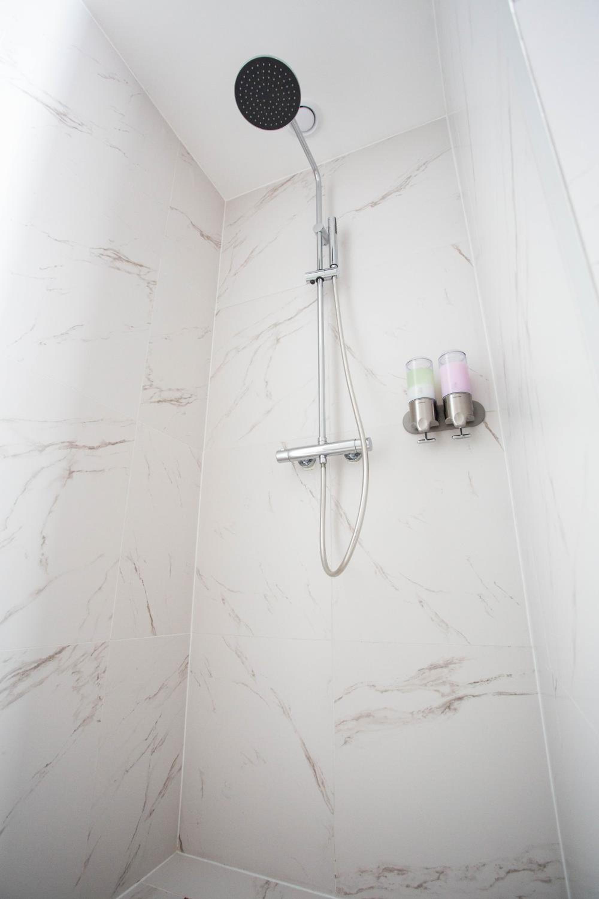 Double Room with Private Bathroom - Photo 9
